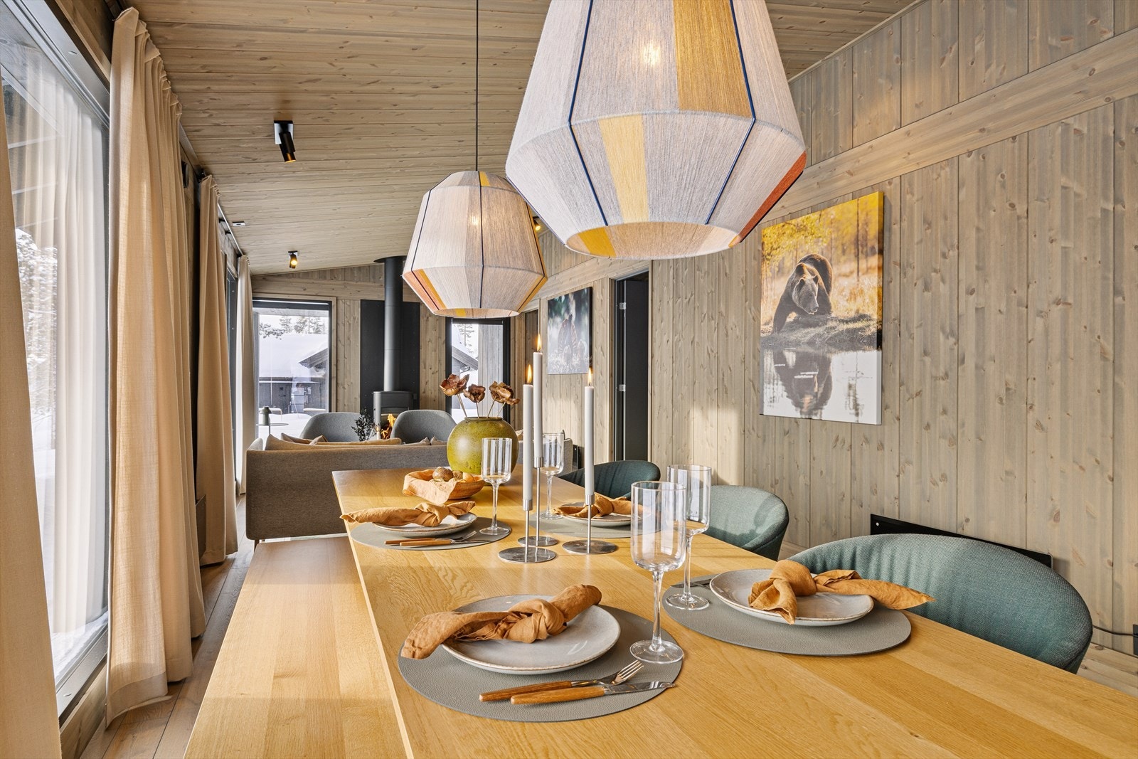 God plass til stort spisebord og mange gjester Galleribilde