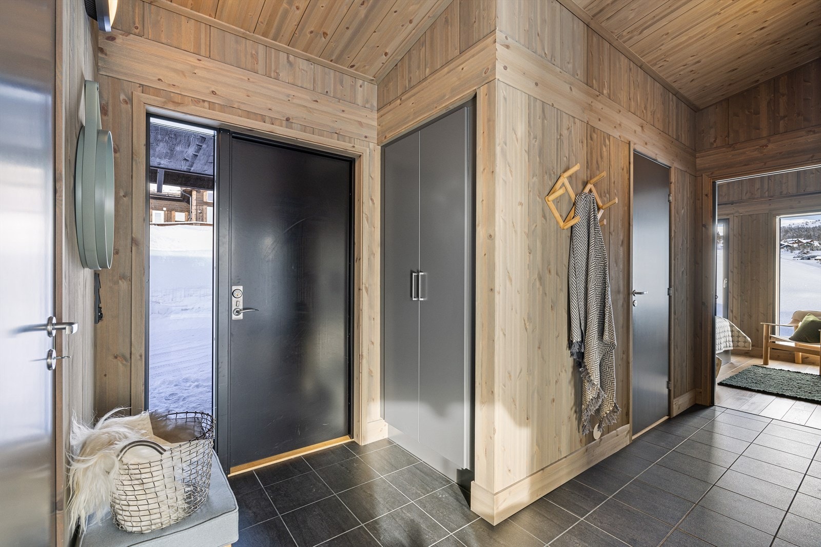 Romslig gang med garderobe Galleribilde