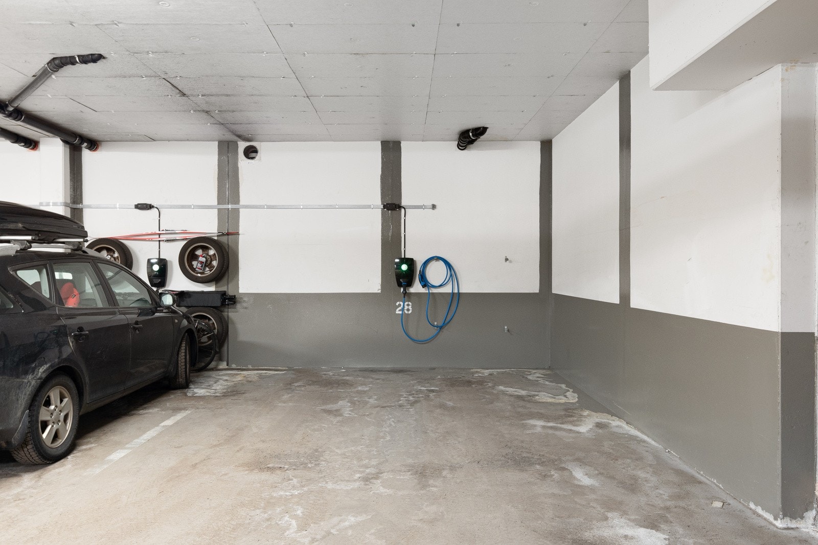 Det er mulig med kjøp av stor garasjeplass med elbil-lader under bebyggelsen. Galleribilde