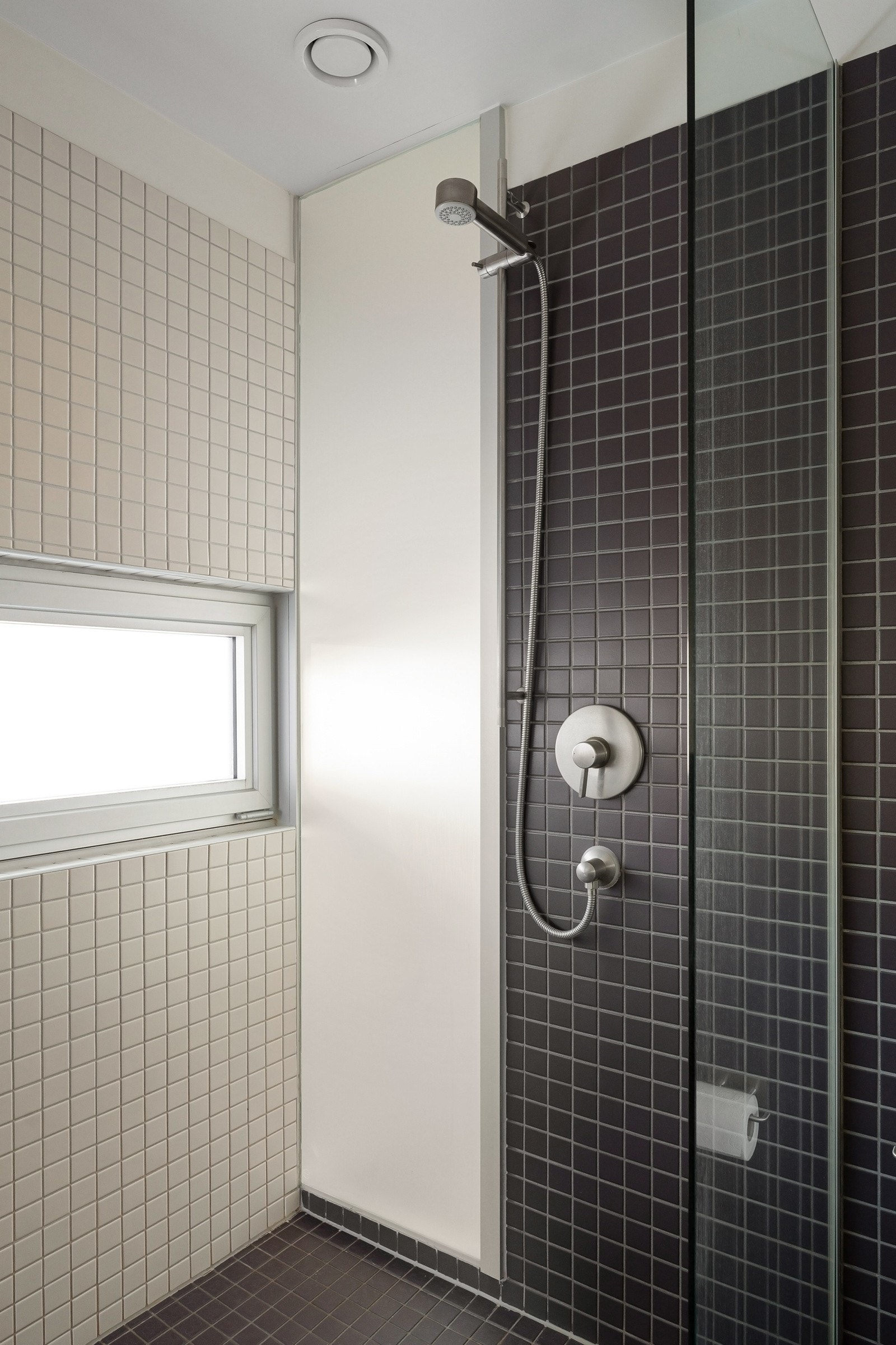 Stor dusjnisje med frostet glass ut mot kjøkken. Galleribilde