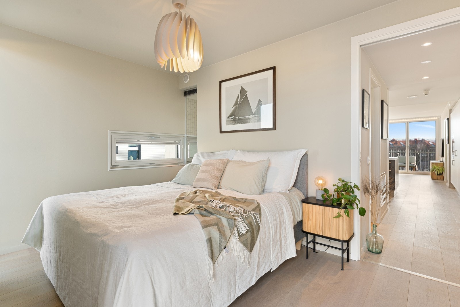 Stort hovedsoverom med utgang til vestvendt balkong. Galleribilde