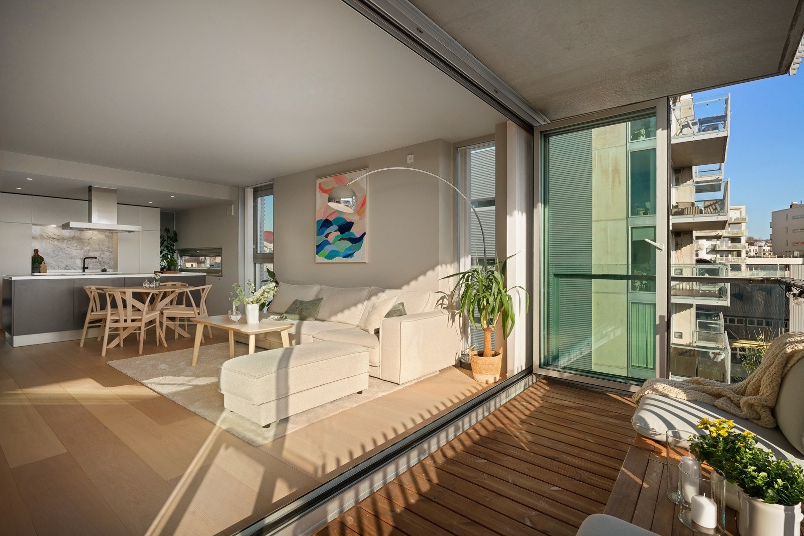 Veggen mellom balkong og stuen kan skyves helt til siden, slik at rommene går i ett. Galleribilde