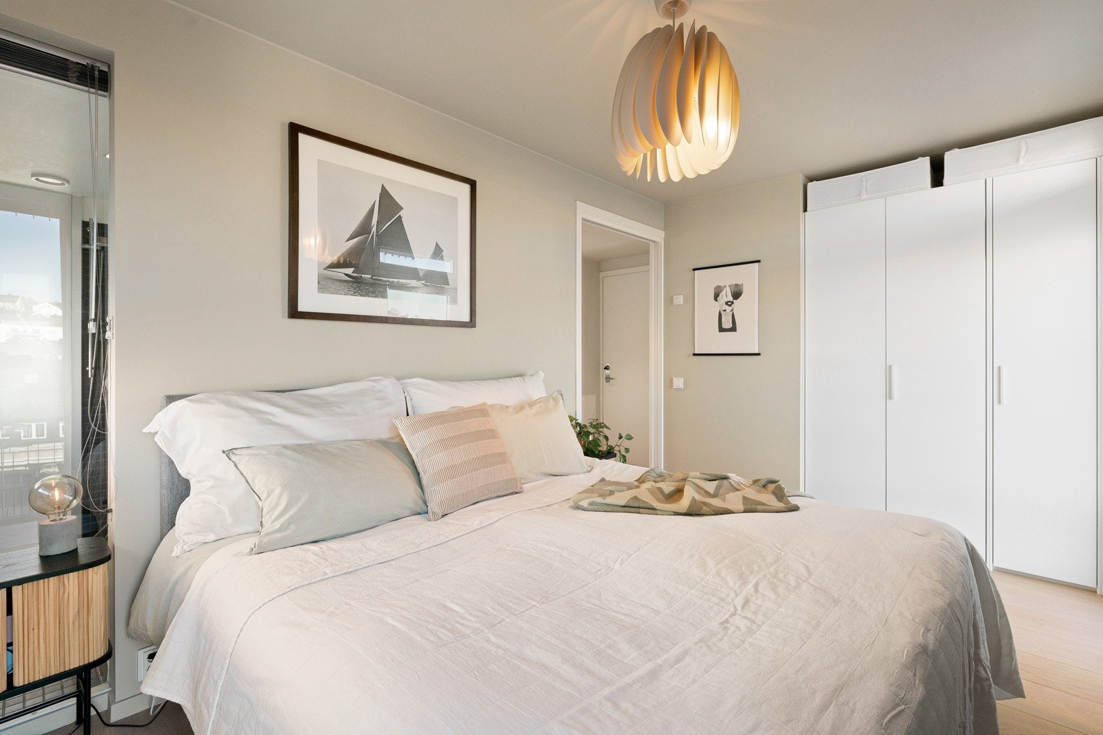 Plass til stor dobbeltseng med tilhørende møblement og godt med lagringsplass. Galleribilde