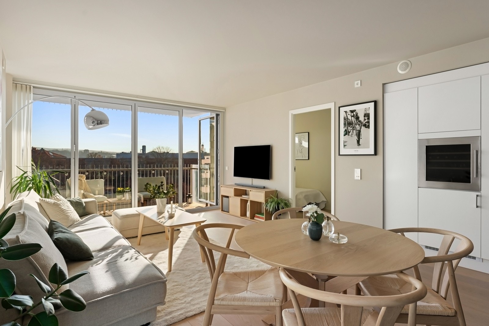 God plass til både spisestuebord og større salong. Galleribilde