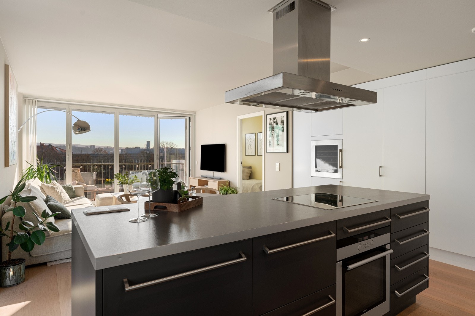 Integrerte hvitevarer som bl. a. kjøl- og fryseskap og vinskap. Galleribilde