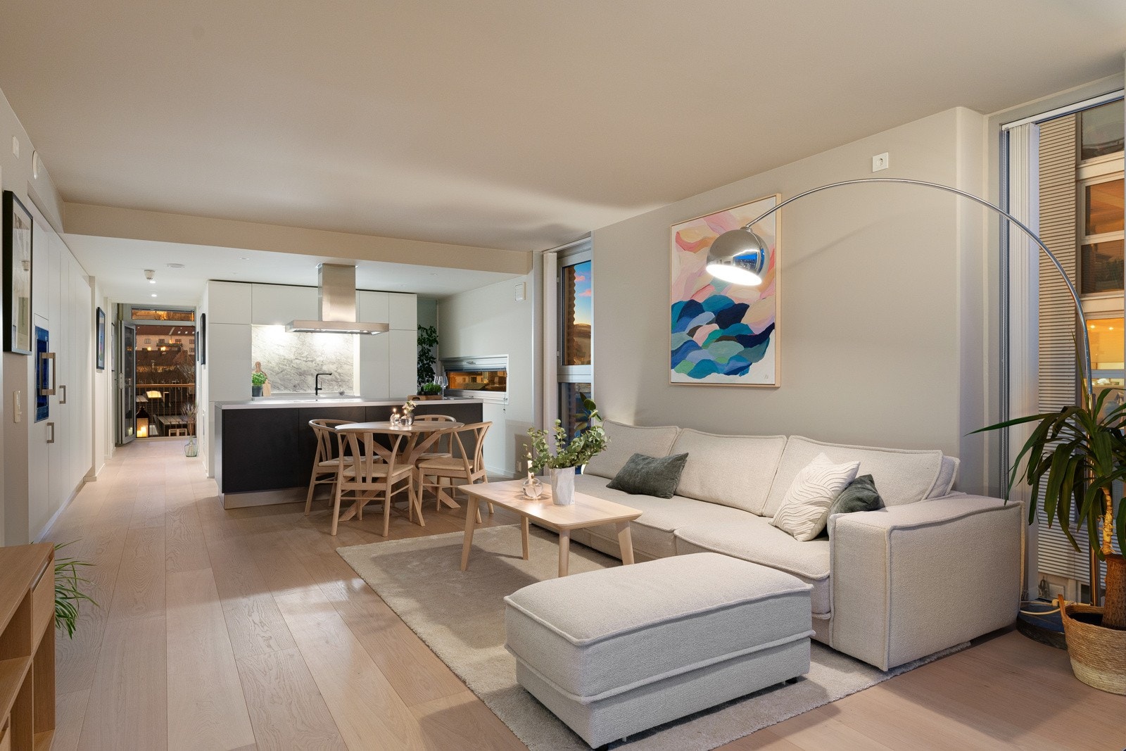 Store vindusflater i tre himmelretninger sørger for rikelig med naturlig lysinnslipp. Galleribilde