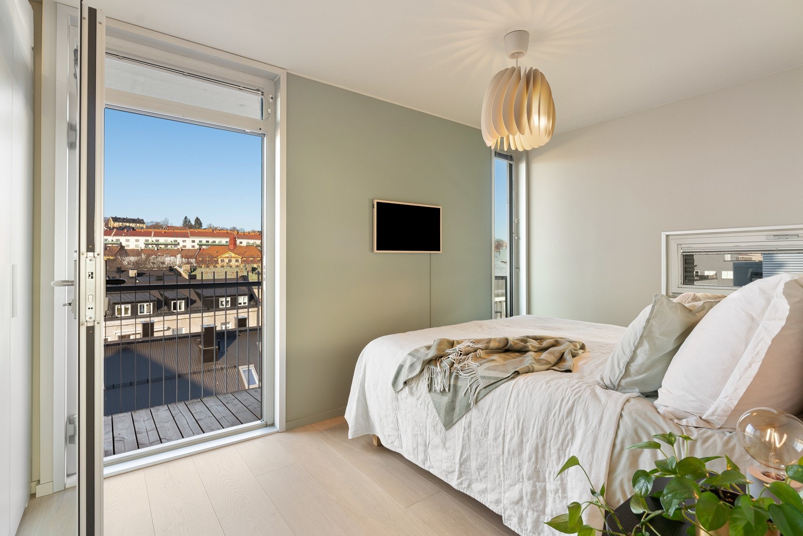 Stort hovedsoverom med utgang til vestvendt balkong. Galleribilde