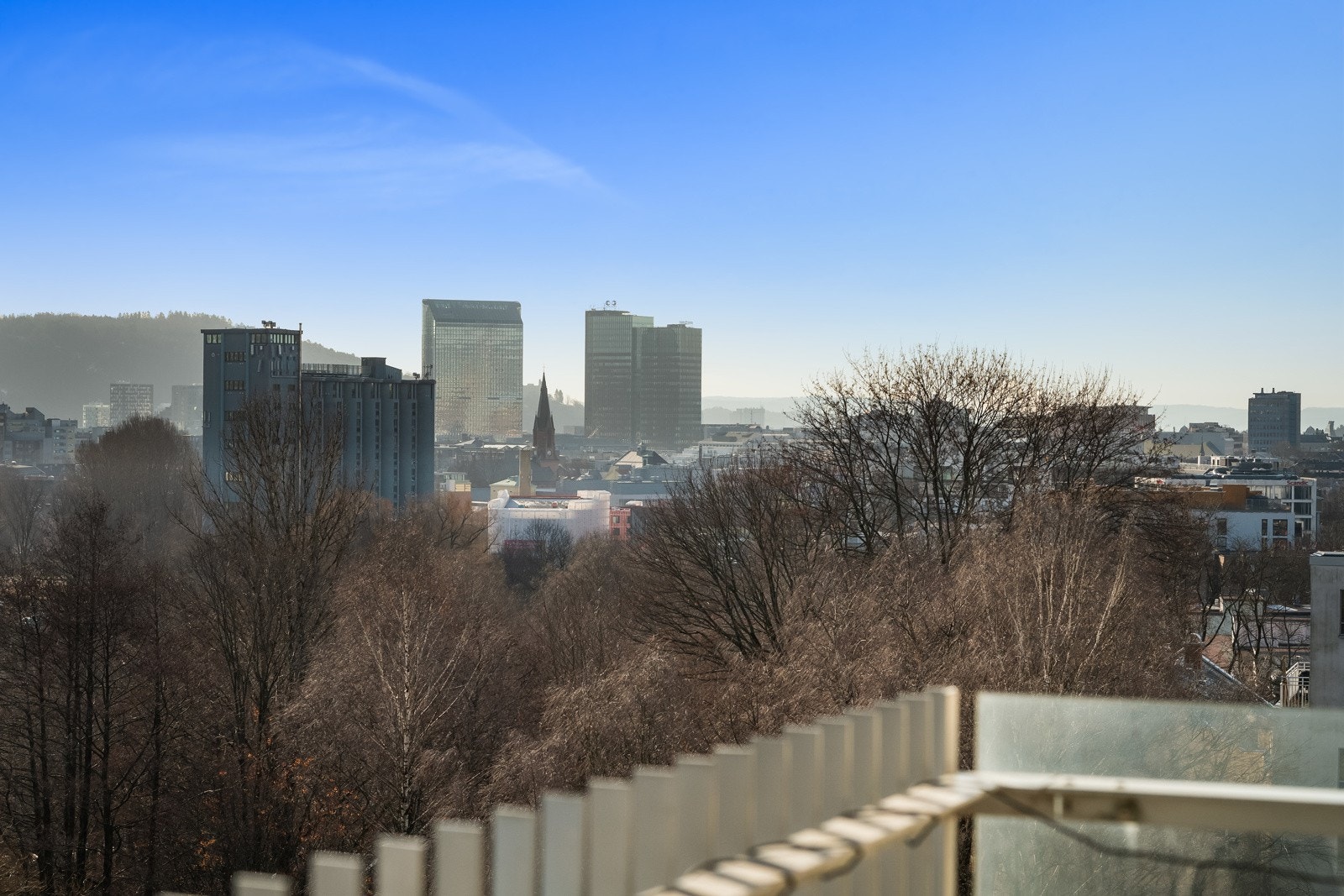 Høyt og fritt beliggede med luftig utsikt over det idylliske nærområdet og Oslo by. Galleribilde