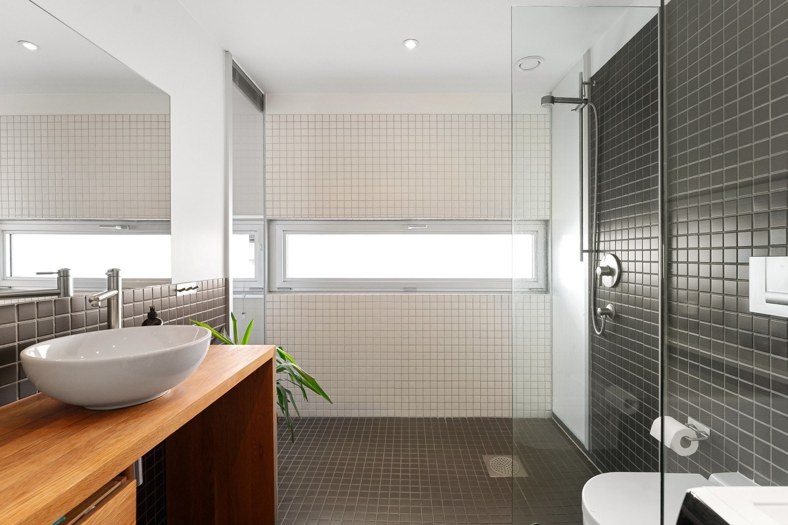 Stilrent baderom med innredning i heltre eik fra Hole design. Galleribilde