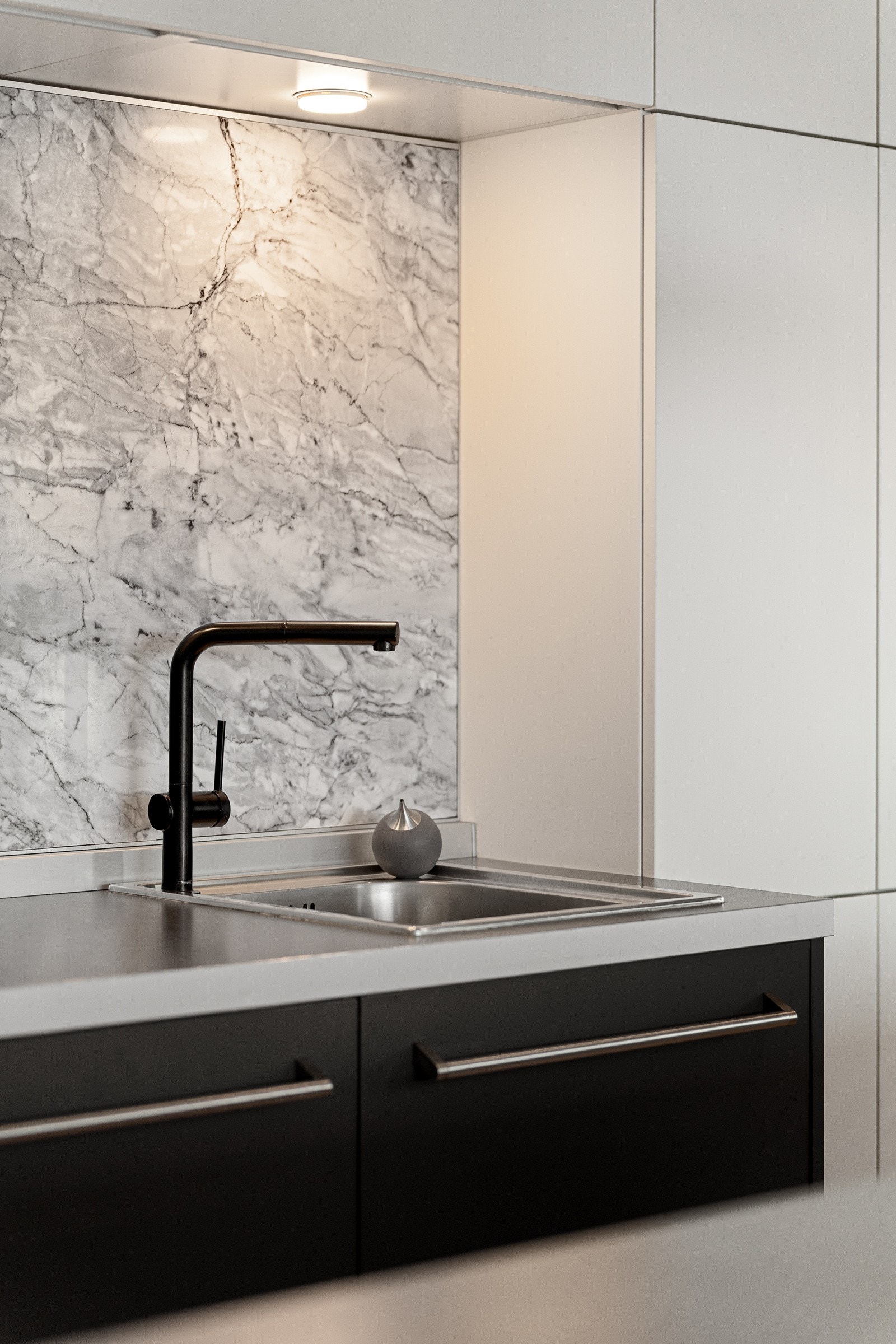 Stilrent kjøkken fra Poliform Varenna. Galleribilde