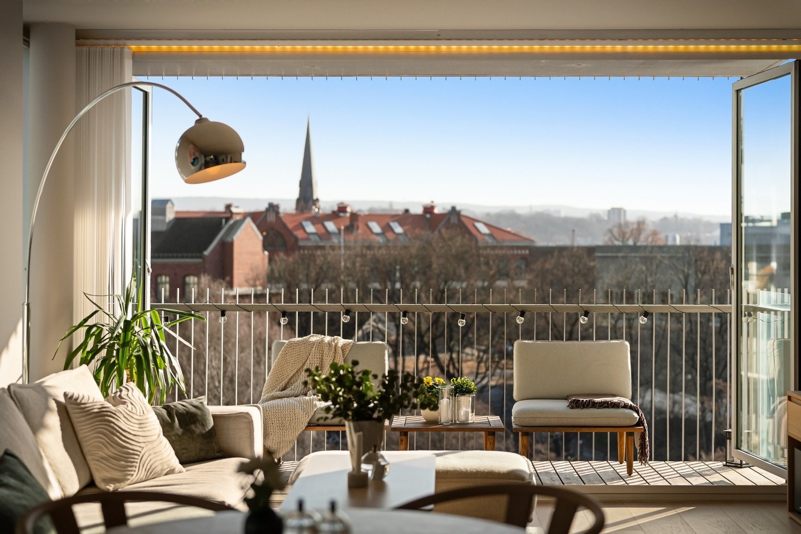 Veggen fra stue mot balkong kan trekkes helt til siden. Galleribilde