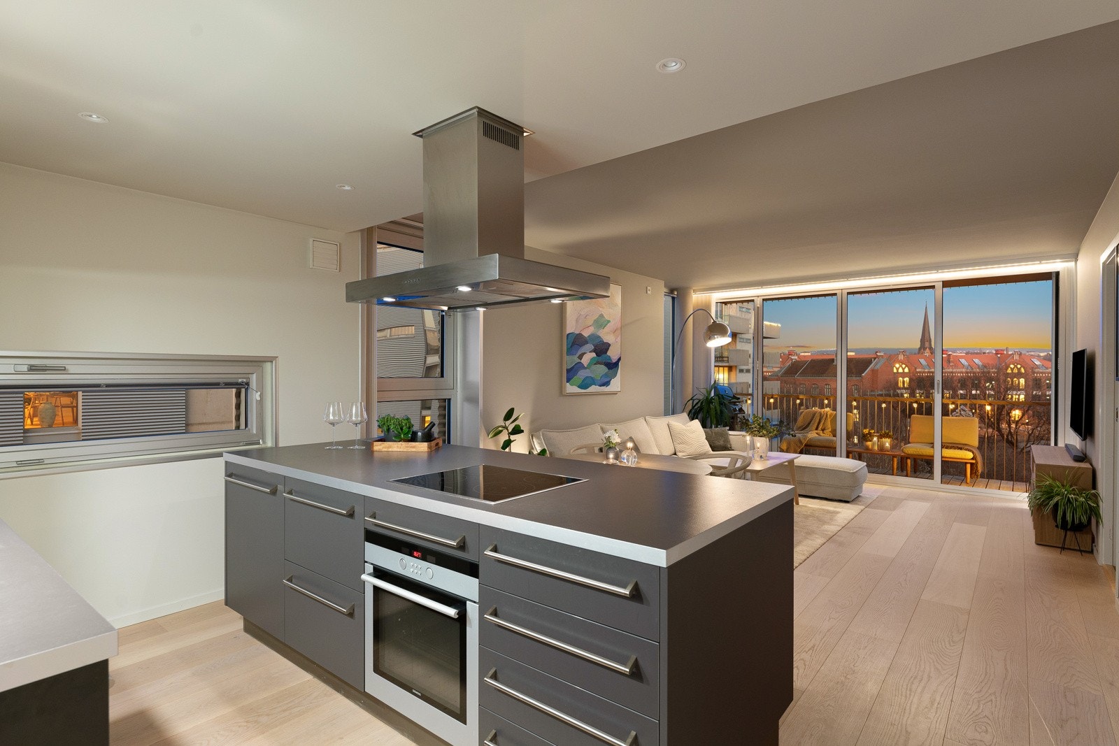 Leiligheten har moderne enstavs eikeparkett. Galleribilde