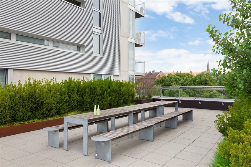 Stor felles takterrasse med optimale solforhold, strekker seg mellom tårnene i 7. etasje. Galleribilde
