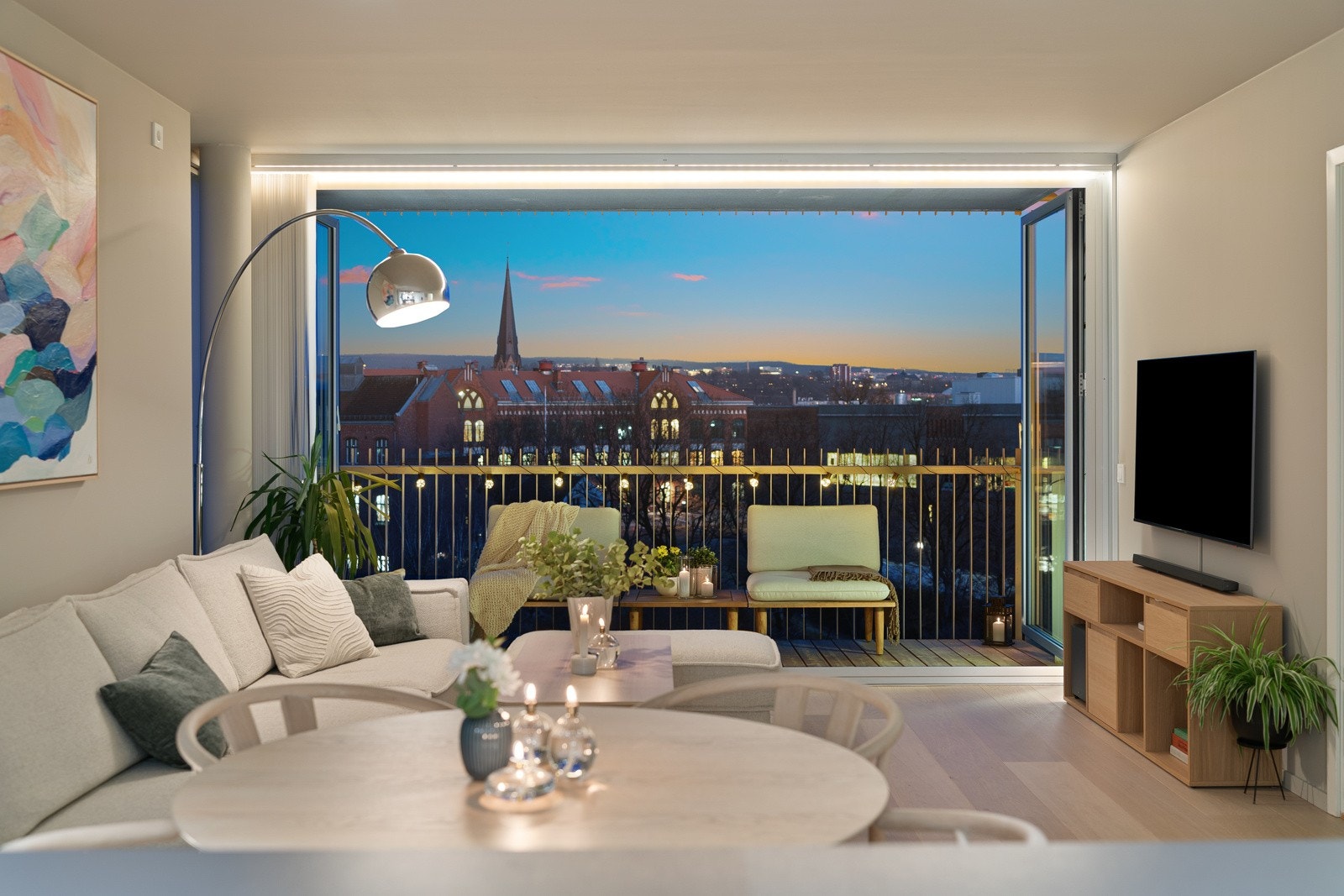 Veggen mellom balkong og stuen kan skyves helt til siden, slik at rommene går i ett. Galleribilde