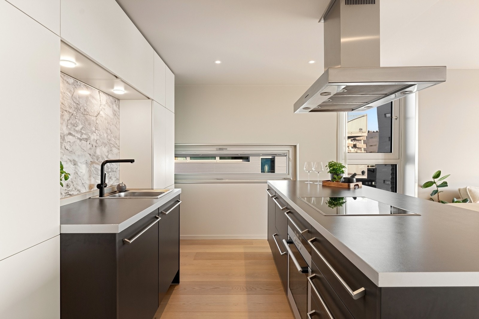 Kjøkkenet er velutstyrt med integrerte hvitevarer. Galleribilde