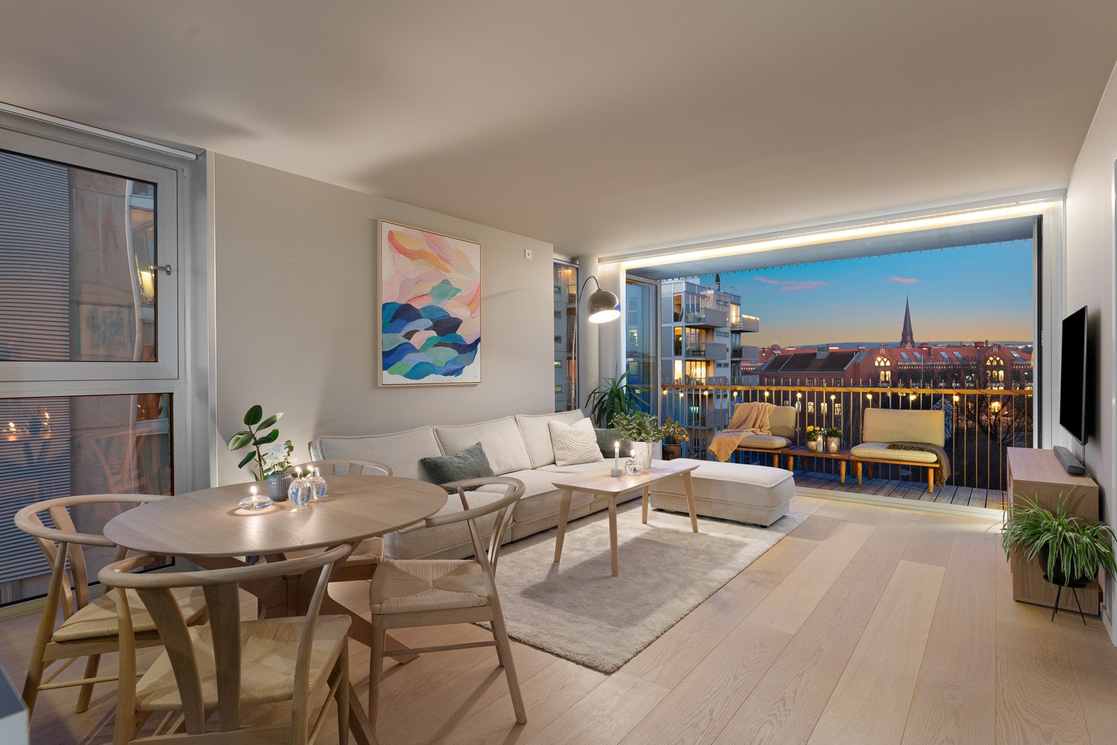 Det er moderne og tekniske kvaliteter som balansert ventilasjon og vannbåren varme i samtlige gulv. Galleribilde