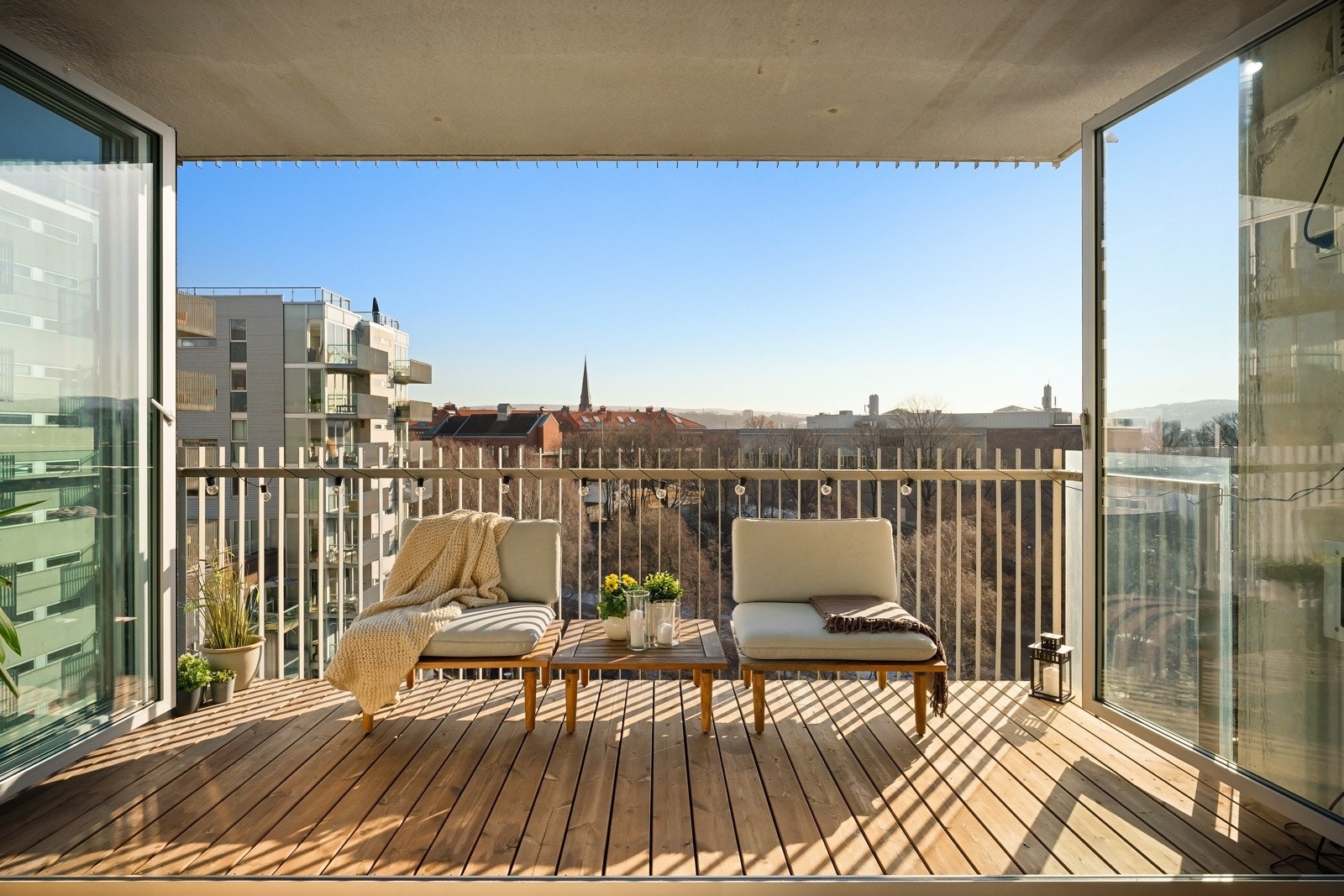 Balkongen på 8 kvm gir mulighet for større møblement. Galleribilde