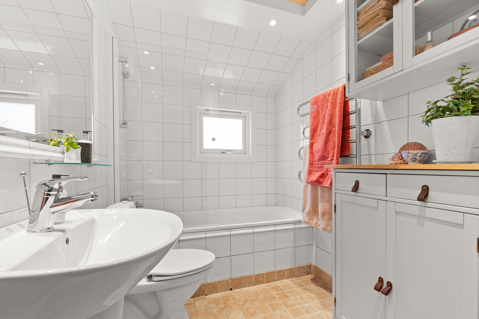 Pent flislagt bad med badekar, wc og vask Galleribilde