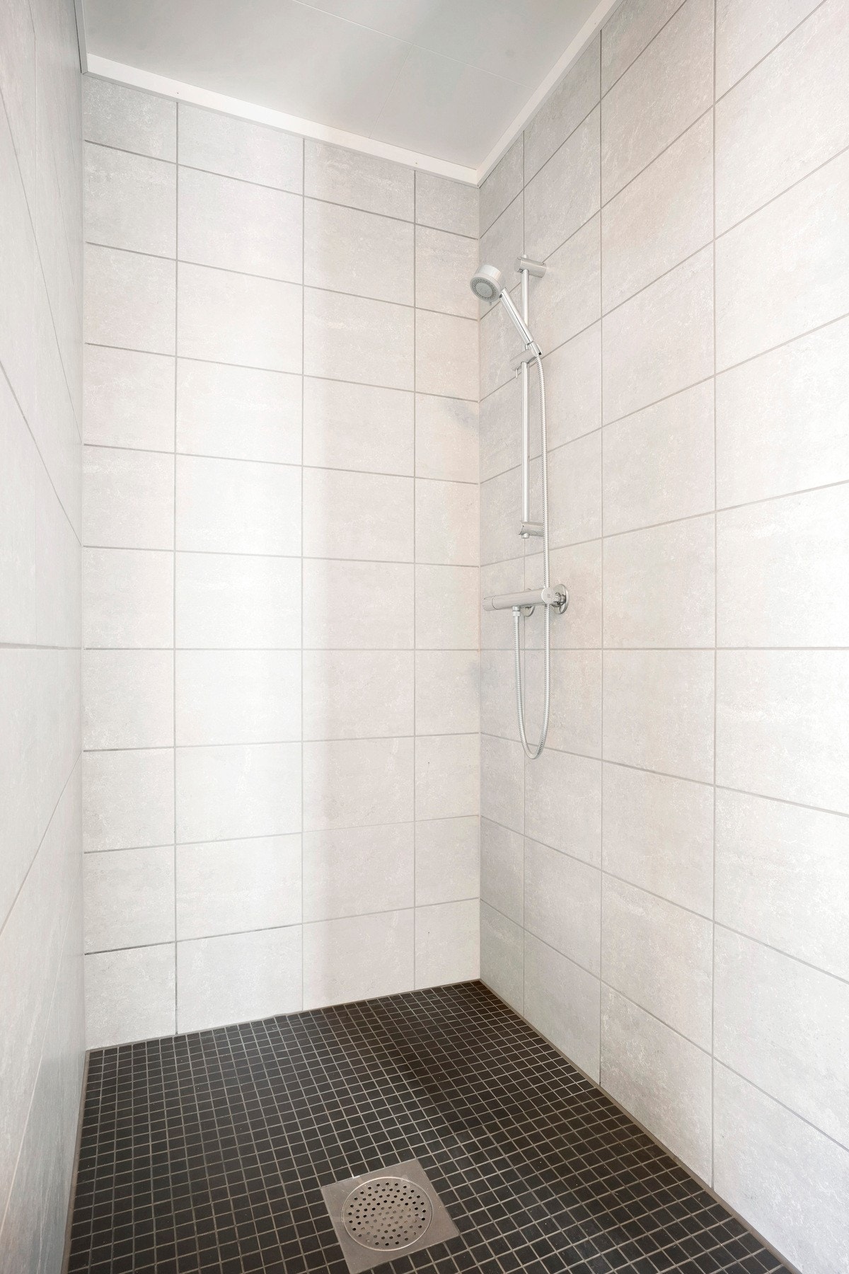 Mosaikkfliser i dusjnisjen på vaskerommet. Galleribilde