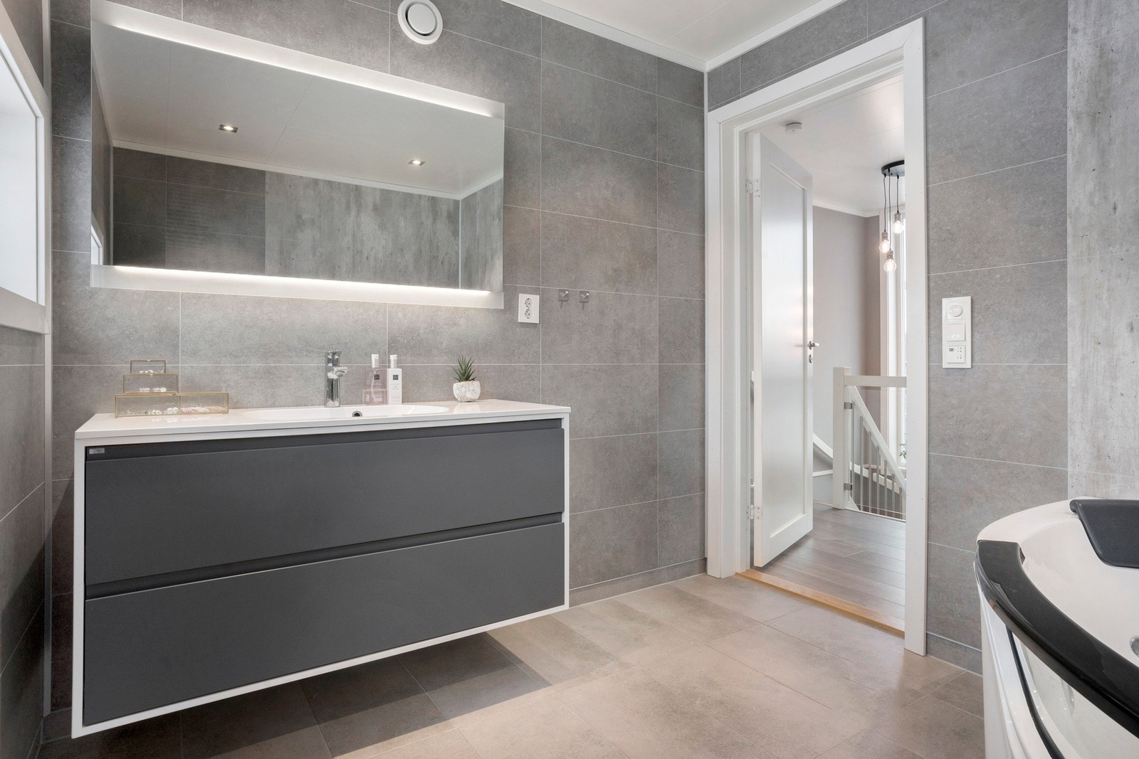 Badet i 2. etg har servant og skuffer fra Linn bad, boblebad og toalett fra Villeroy Boch. Spotter i taket og varmekabler i støp. Galleribilde