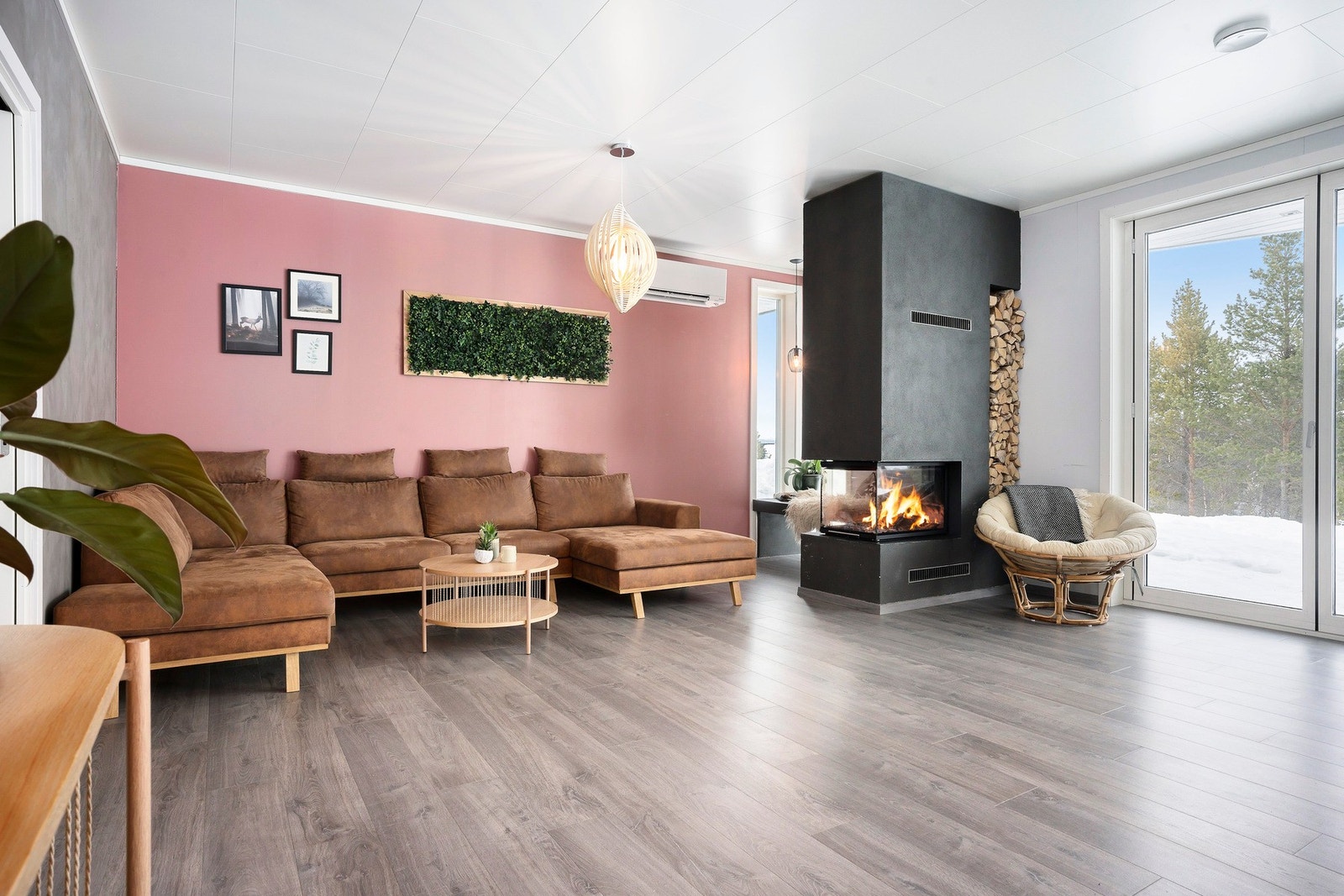 Pen peis med hev/ senk- innsats fra tyske Brunner. Her kostet bare denne innsatsen 90 000,- I tillegg er det satt inn tykkere rør og pipe. Peisen har ventil for ekstra luft ute. Galleribilde