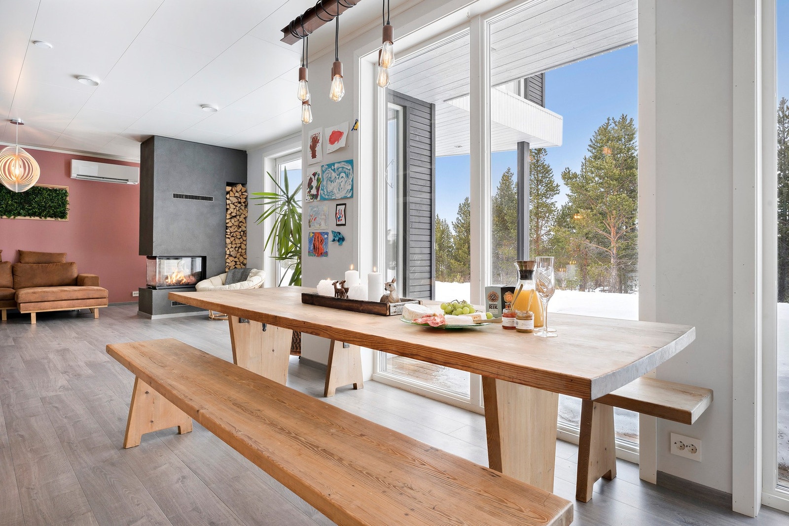 Den åpne løsningen mellom spisestue, kjøkken og stue gjør spisestua til boligens sosiale samlingspunkt. Herfra er det også utgang til den herlige terrassen. Galleribilde