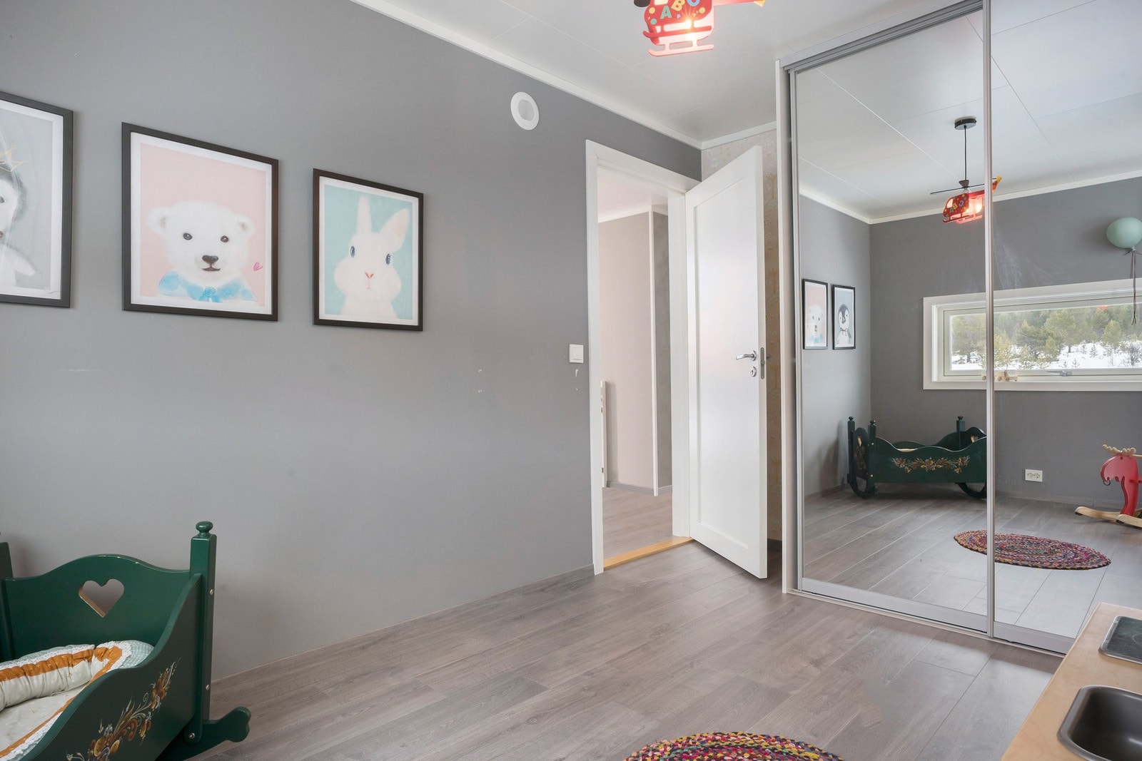 Soverom 3 er også romlig, moderne og innbydende, med praktisk skyvedørsgarderobe. Galleribilde