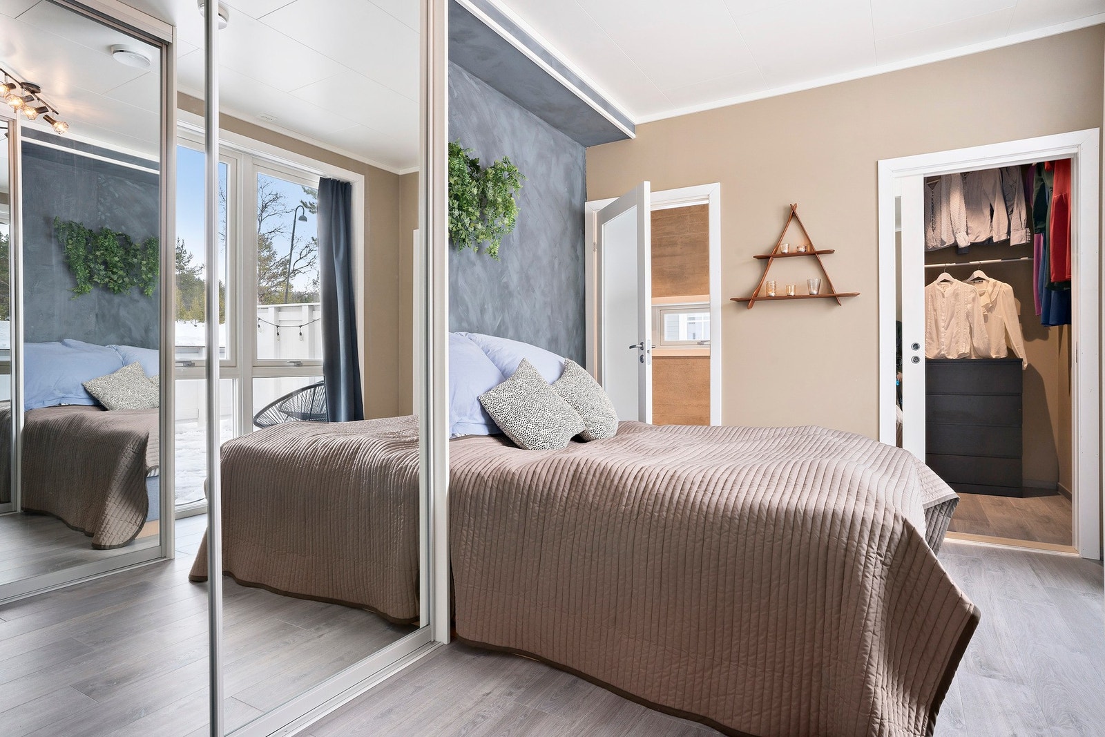 Romslig soverom med god takhøyde og god plass til dobbeltseng. Galleribilde