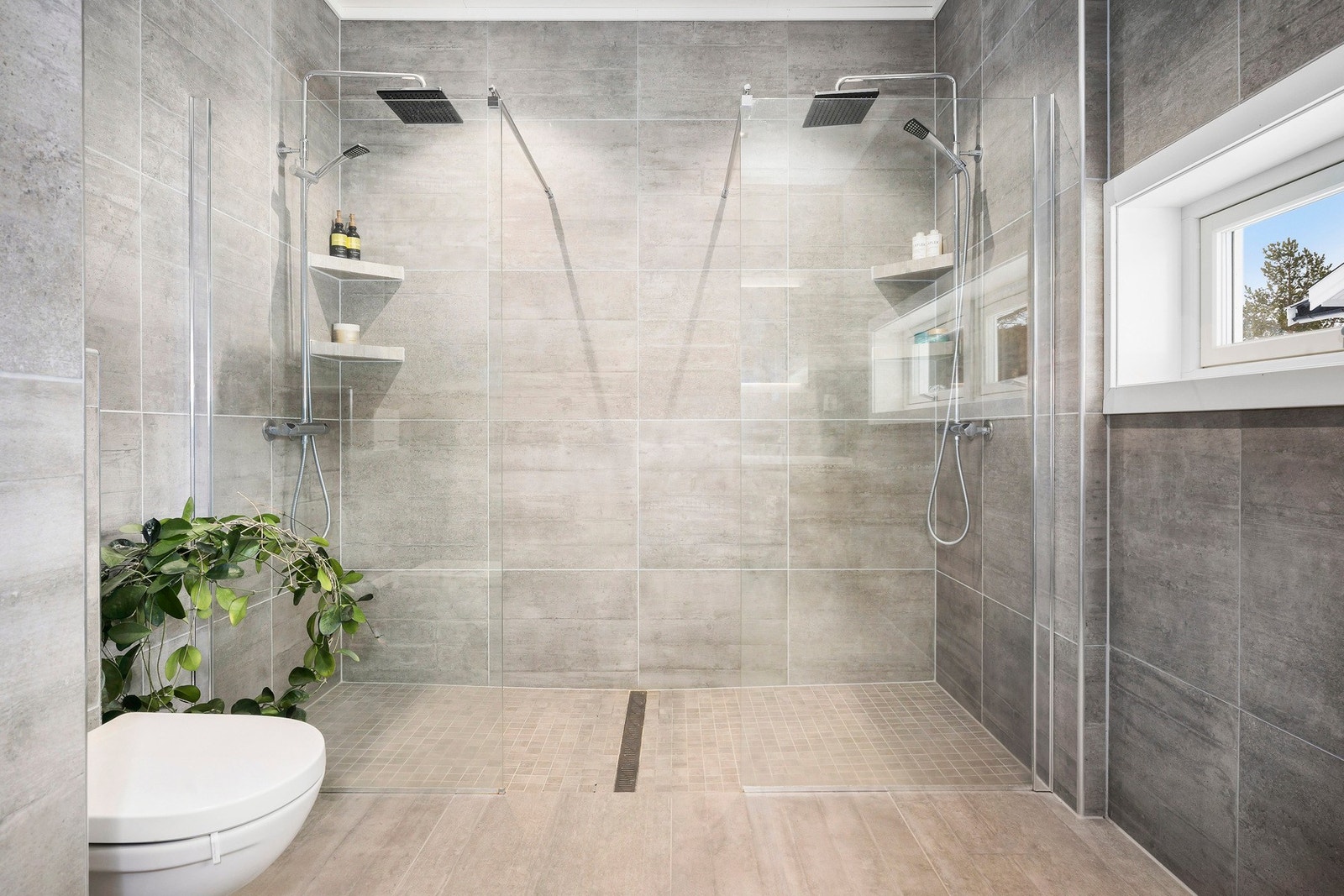 Moderne og stilig bad med dobbeldusj og dobbelvask. Flisene er importert fra Italia og det er mosaikk i dusjsonen. Toalett fra Villeroy Boch. Galleribilde