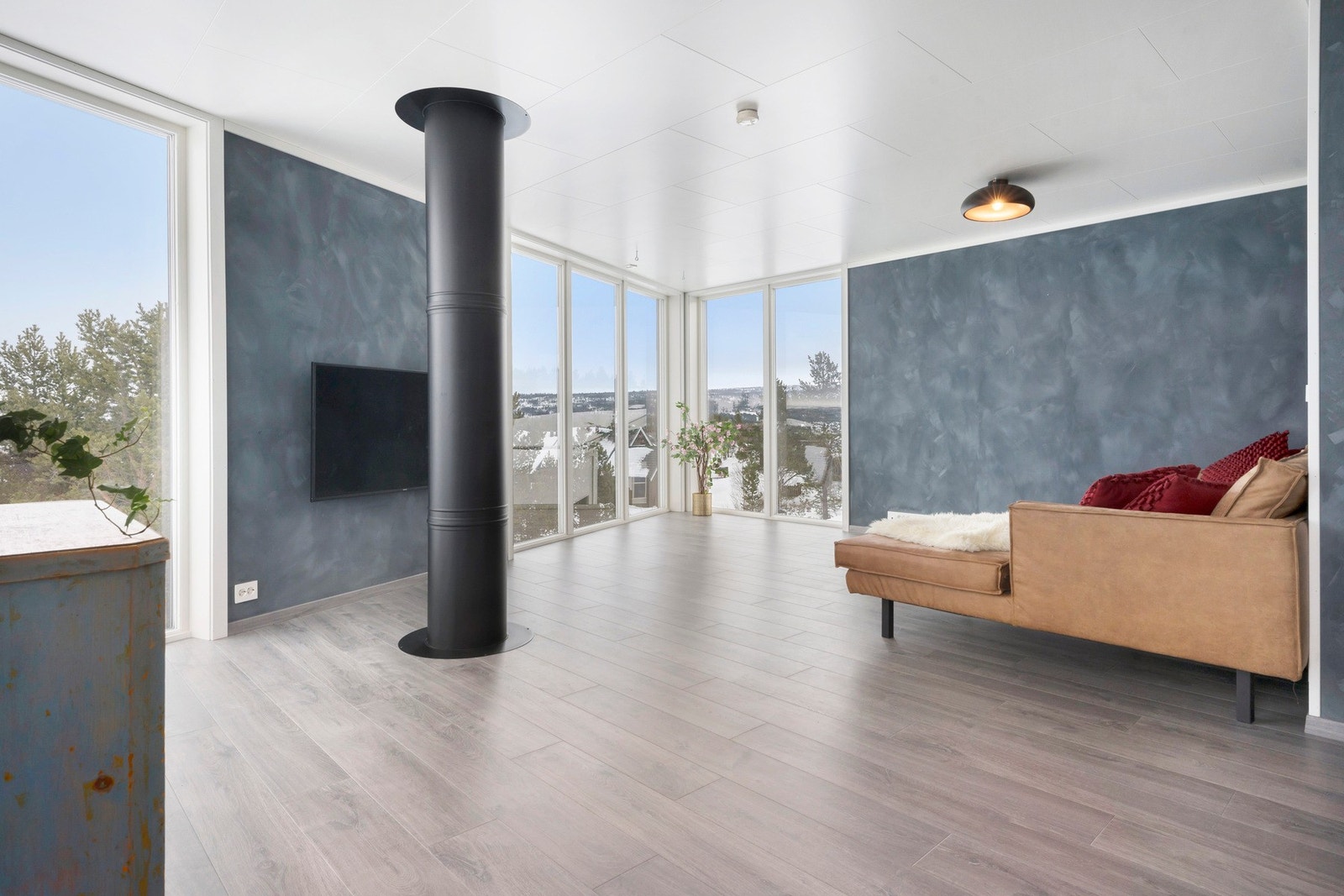 Romslig og lys stue med flott utsikt i 2. etg. Glassdør mellom gang og stue for å få med utsikten fra gangen. I stuen er det foliekabler, dette for å raskere kunne regulere varmen. Galleribilde