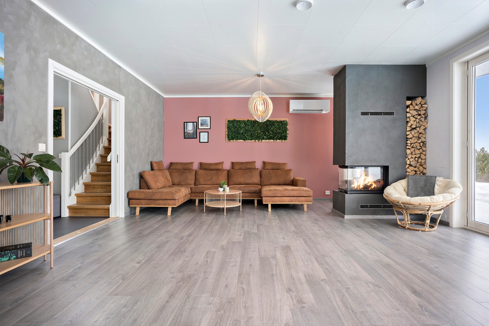 Fra hallen kommer du til boligens sosiale samlingspunkt og den åpne løsningen mellom spisestue, kjøkken og stue. Galleribilde