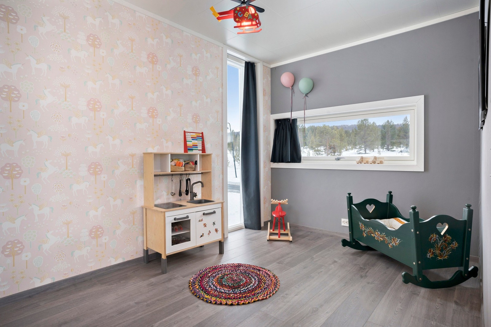 Soverom 3 er også romlig, moderne og innbydende, med praktisk skyvedørsgarderobe. Galleribilde