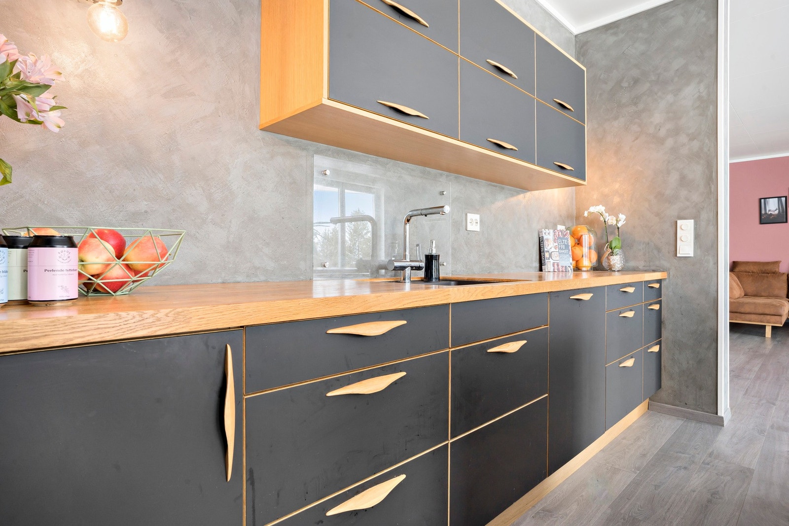 Moderne kjøkkeninnredning fra Sigdal. Benkeplater samt sider på øya i heltre eik. Galleribilde