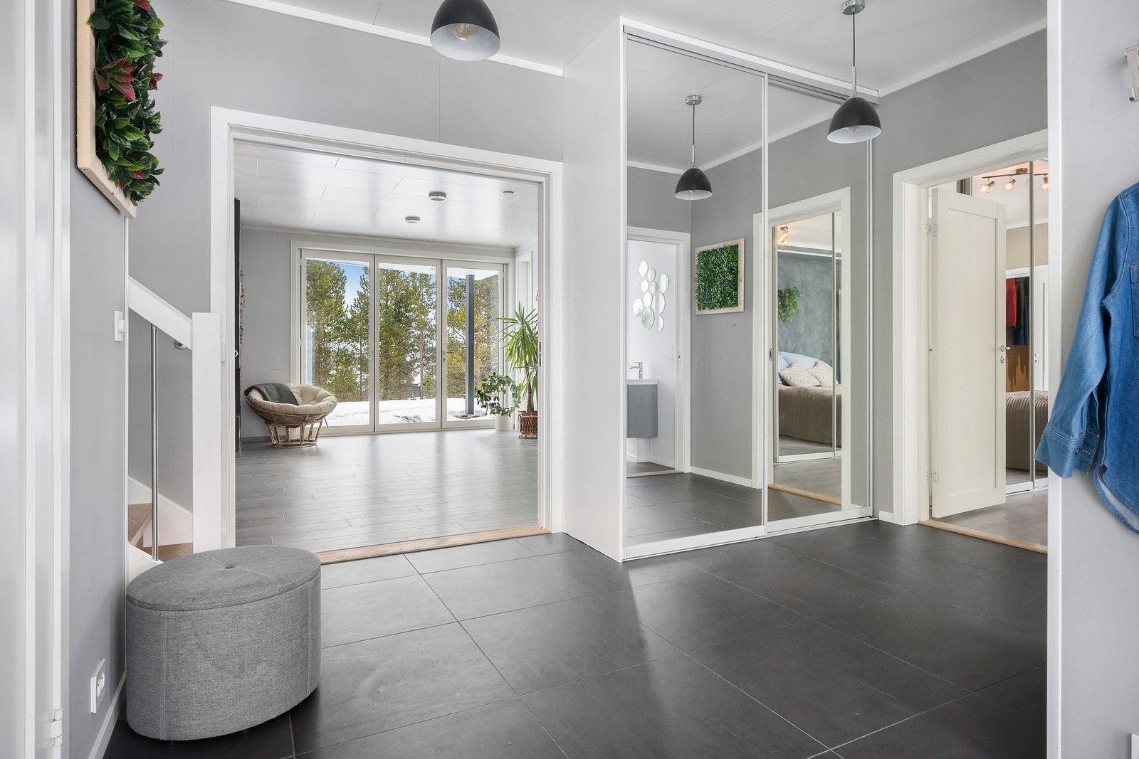 Lys, romslig og gjennomtekt hall. Hallen har bl.a. brannmelder og varmekabler i støp og garderobskap med speilskyvedør. Galleribilde