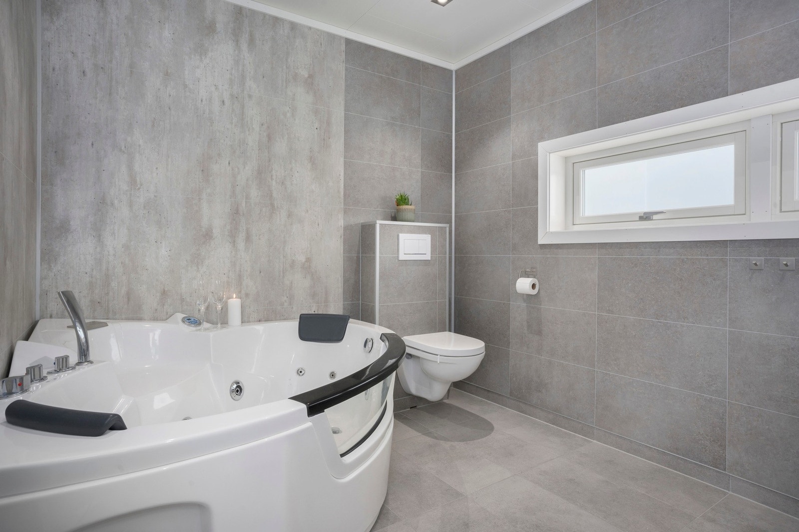 Stort boblebad hvor både liten og stor kan nyte et deilig bad. Galleribilde