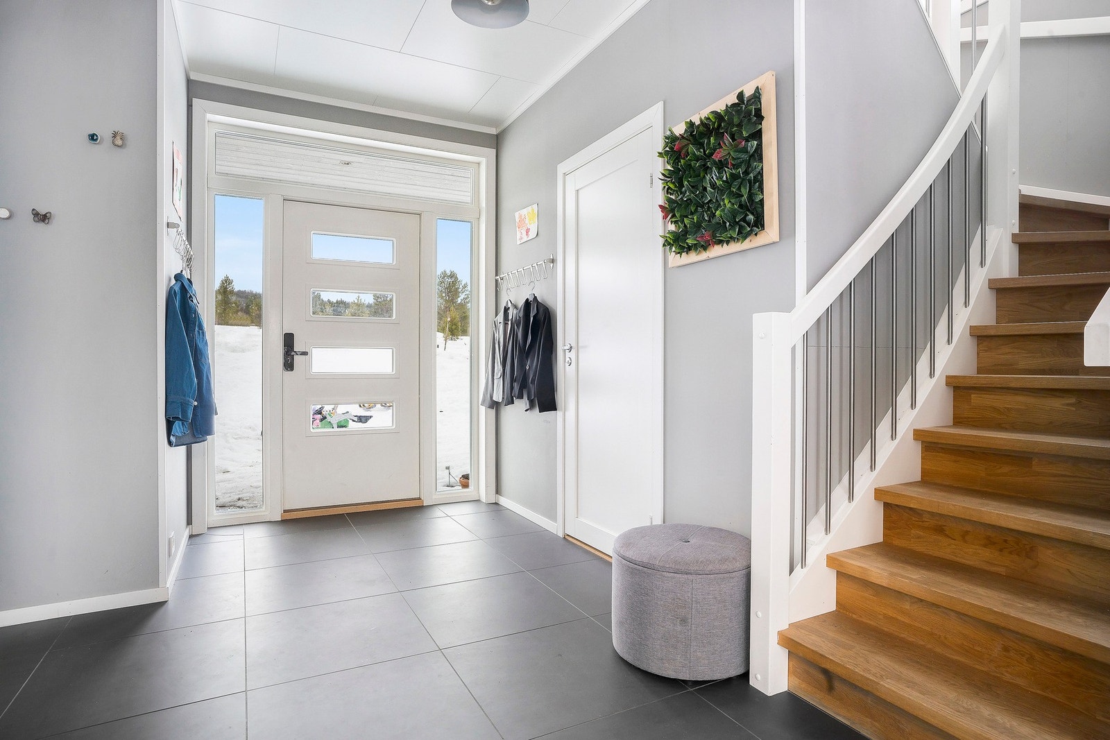 Trivelig entre med flislagt gulv. Galleribilde