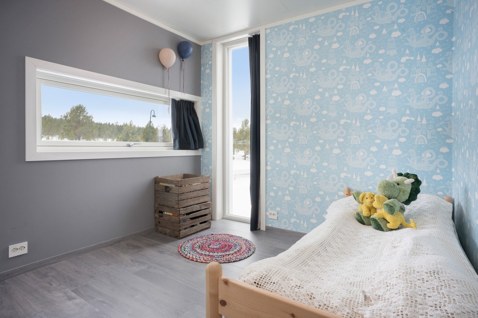 Soverom 2 er romlig, moderne og innbydende, med praktisk skyvedørsgarderobe. Galleribilde