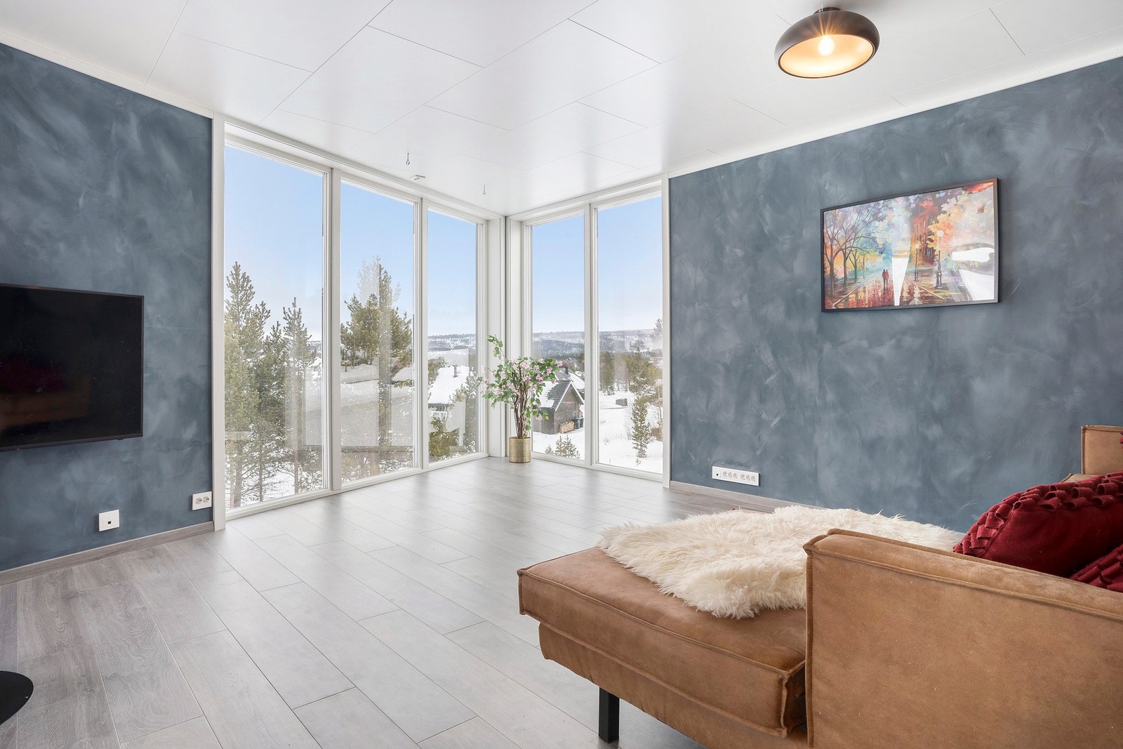 Pent pergogulv, lys himling og store vindusflater gir rommet en fin og romslig atmosfære og gode lysforhold. Galleribilde