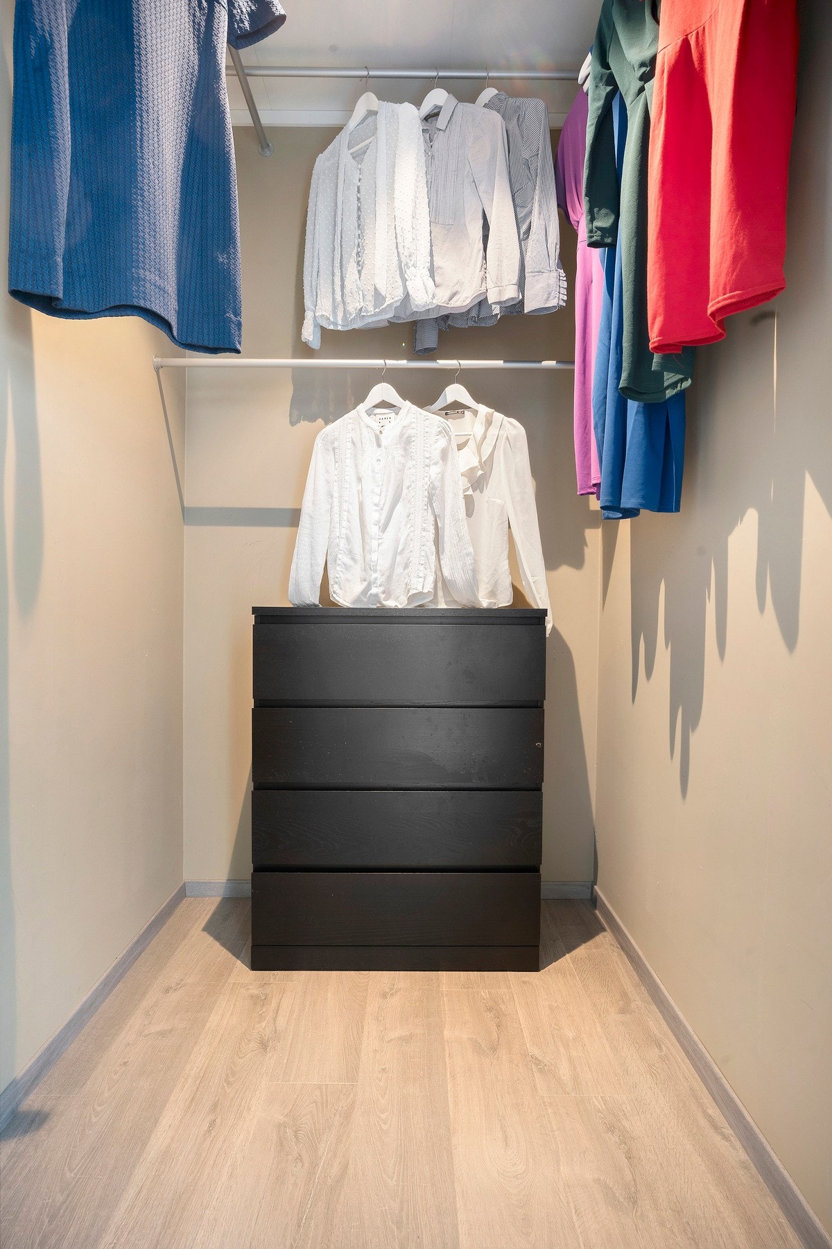 Praktisk garderoberom ifm hovedsoverommet. Galleribilde