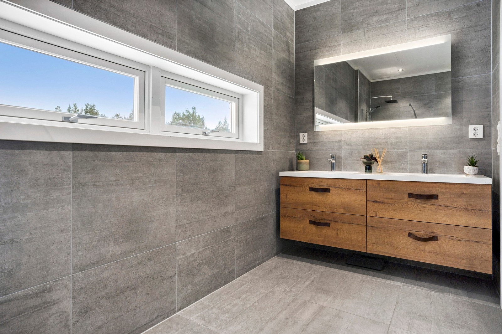 Dobbeltvask fra Foss, spotter og ekstra stikkontakter i innredningen. Galleribilde