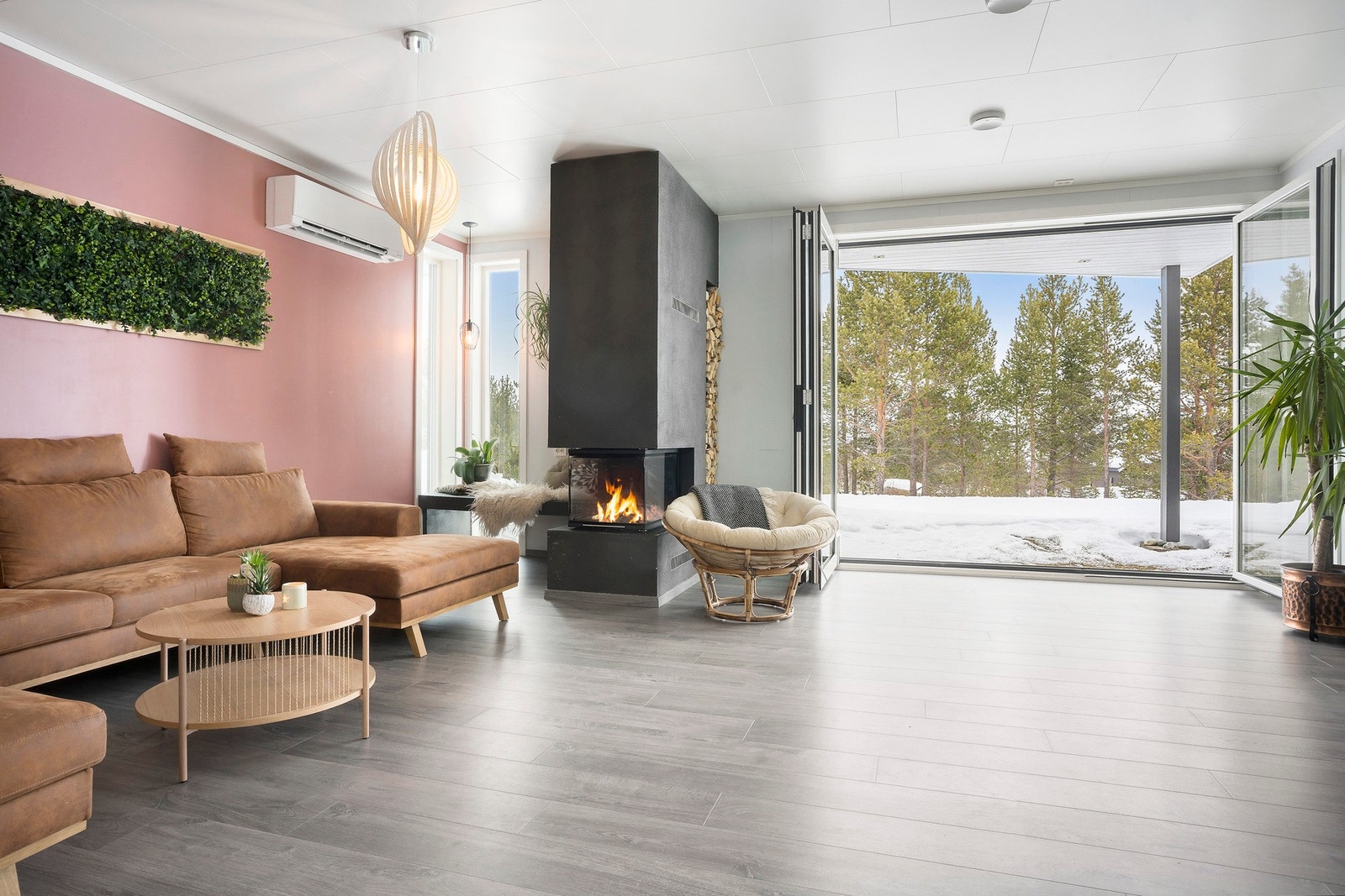 Verandadøren kan foldes og lukkes helt opp som en åpen vegg. Galleribilde