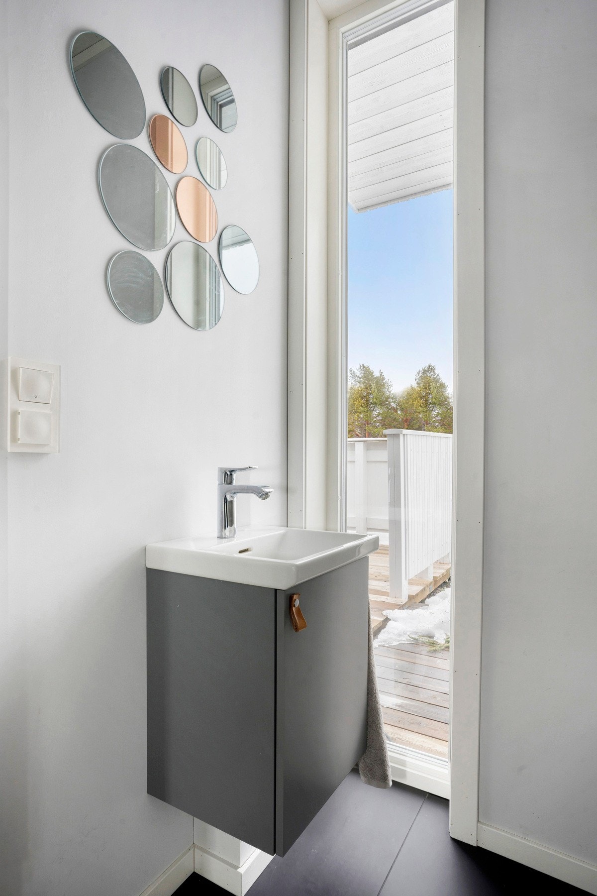 Vask og skap fra Svedberg. Her er det også kabler i støp. Galleribilde