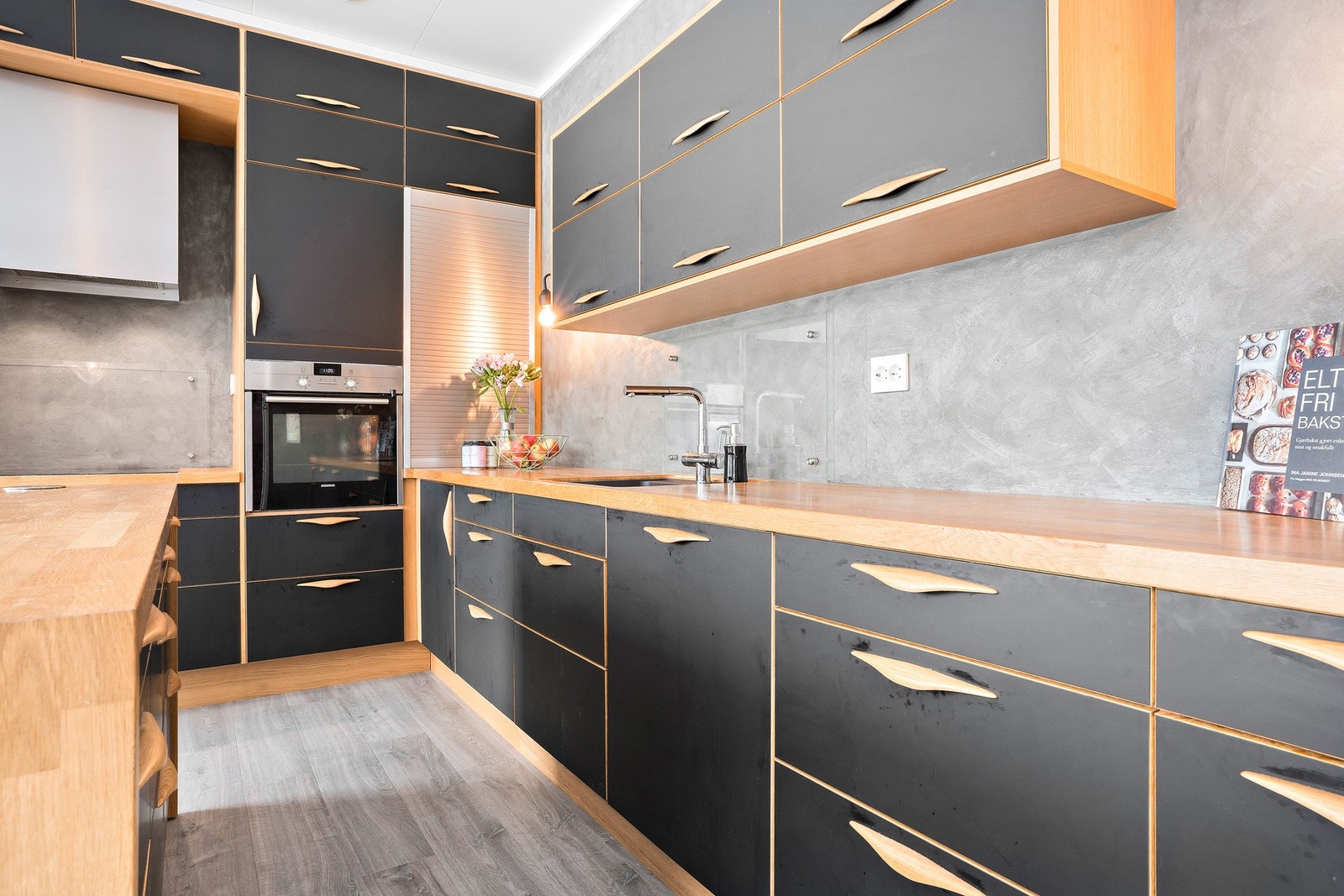 Kjøkkenet har integrerte hvitevarer og meget praktisk kjøkkenøy. Galleribilde