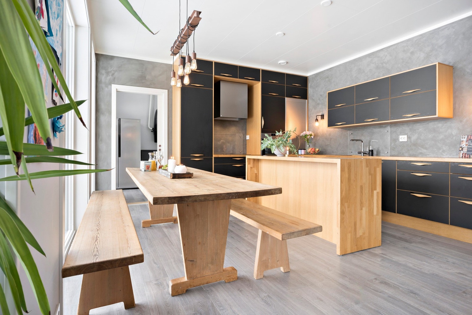 Med kjøkkenøy og plass til stort spisebord i det sosiale oppholdsrommet, ligger alt til rette for hyggelige samlinger. Galleribilde