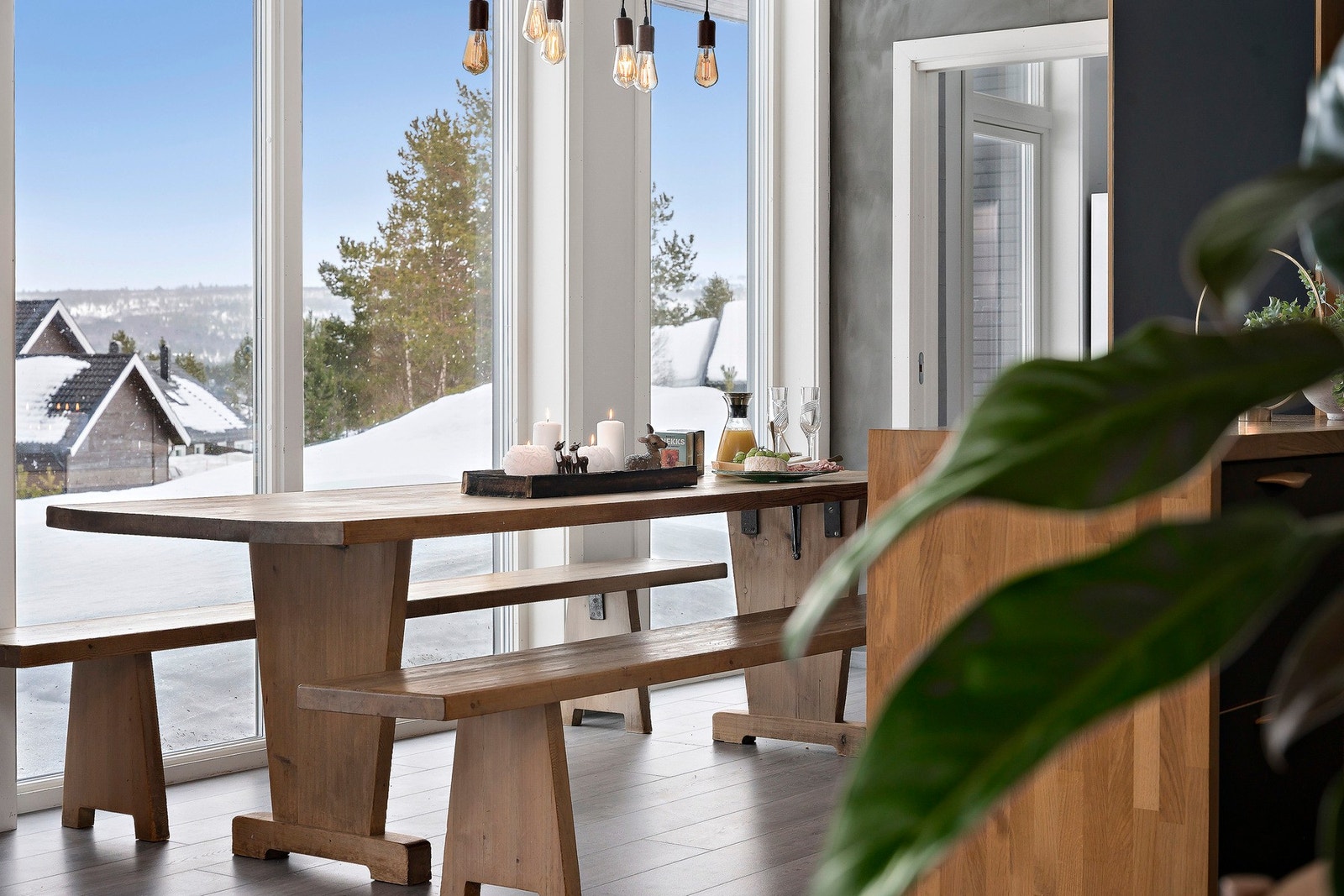 Den tidsriktige og pene kjøkkeninnredningen er fint plassert i rommet, noe som gir deg muligheten til å være sosial også når du lager mat! Galleribilde