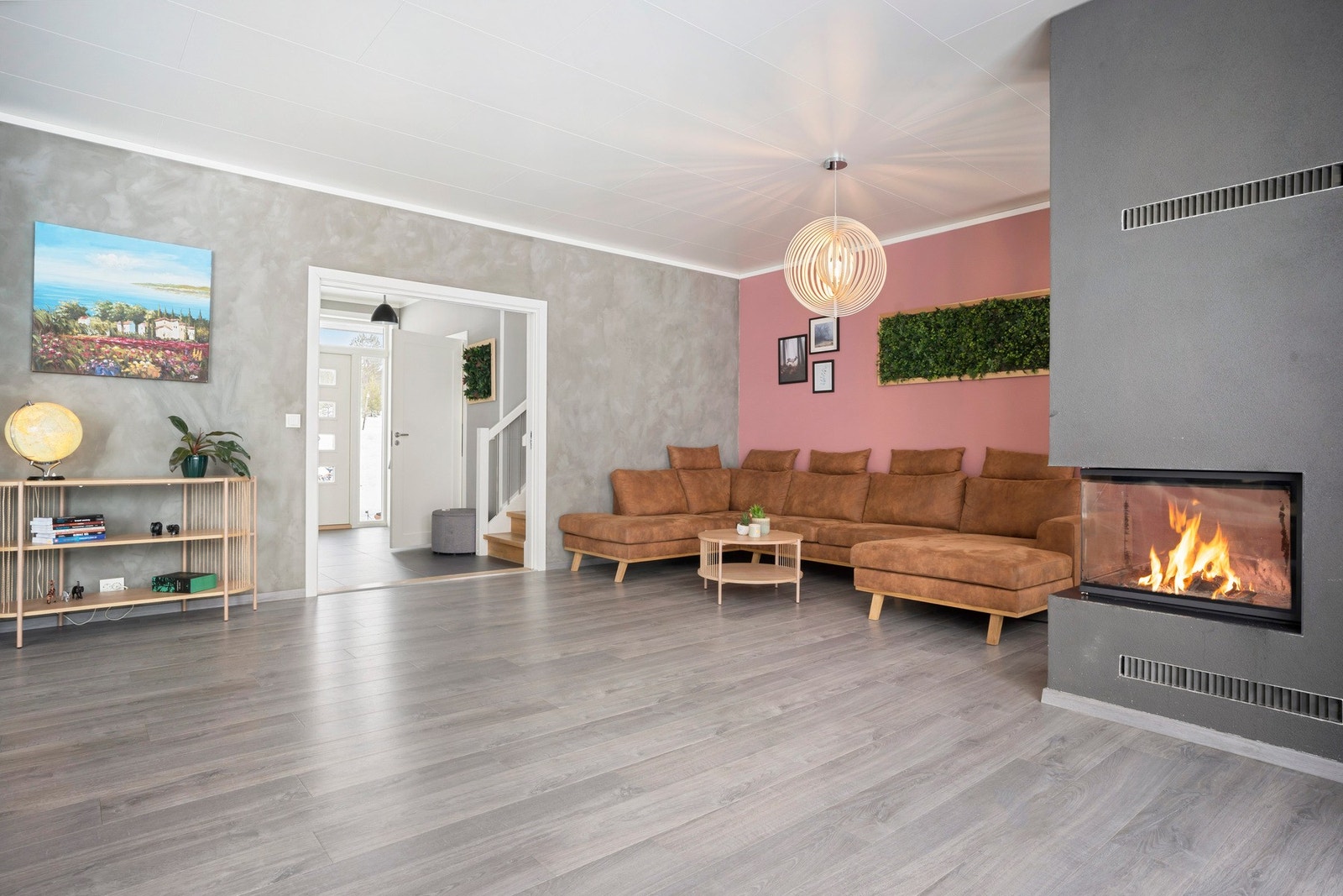 Stuens gode romløsning gir plass til sofagruppe, bord, tv-benk og f. eks. daybeds. Hele 1. etg. har 2,70 takhøyde. Galleribilde