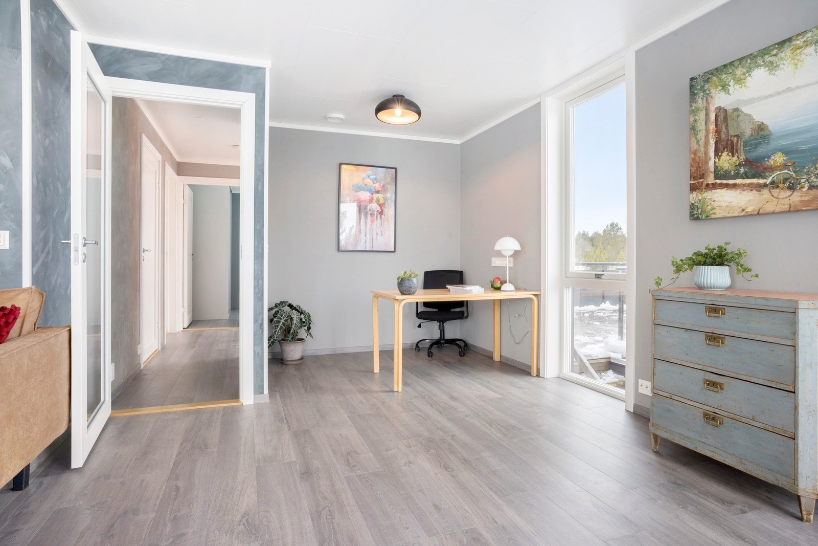 Stuen i 2. etg.
Istedenfor stor stue kan det her etableres ekstra soverom eller kontor. I gangen før stuen er det klar en dørkarm i veggen slik at det enkelt kan lages dør inn. Galleribilde