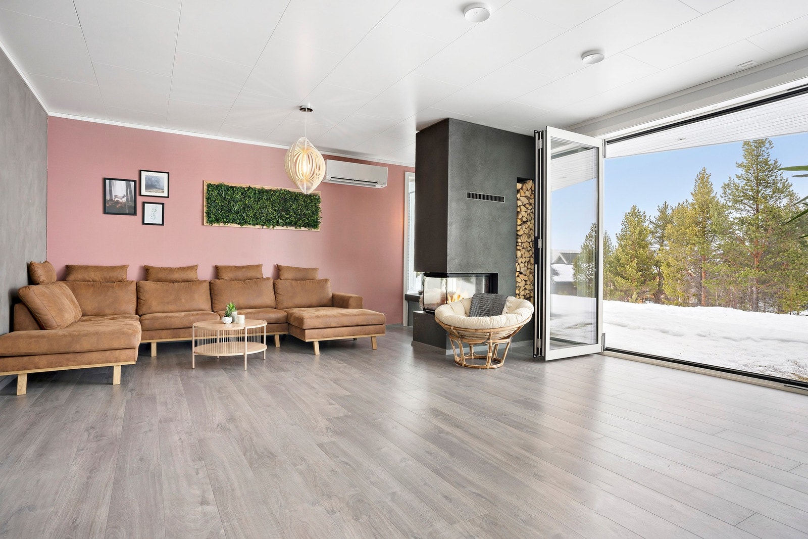 Stuen har opplegg for TV.
Her og på kjøkkenet er det foliekabler, dette for å raskere regulere varmen. Galleribilde