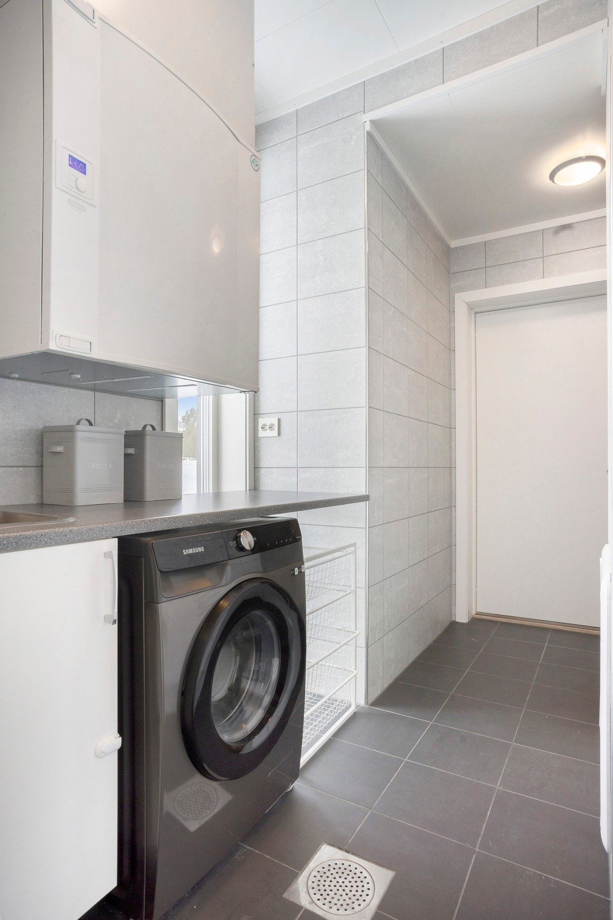 Praktisk vaskerom med fliser på gulv og vegger. Varme i gulv og spotter i tak. Av andre tekniske installasjoner finnes det sensor på lys, ekstra stor varmtvannstank, ventilasjon med varmegjenvinning, rør i rør samt vannstopper. Galleribilde