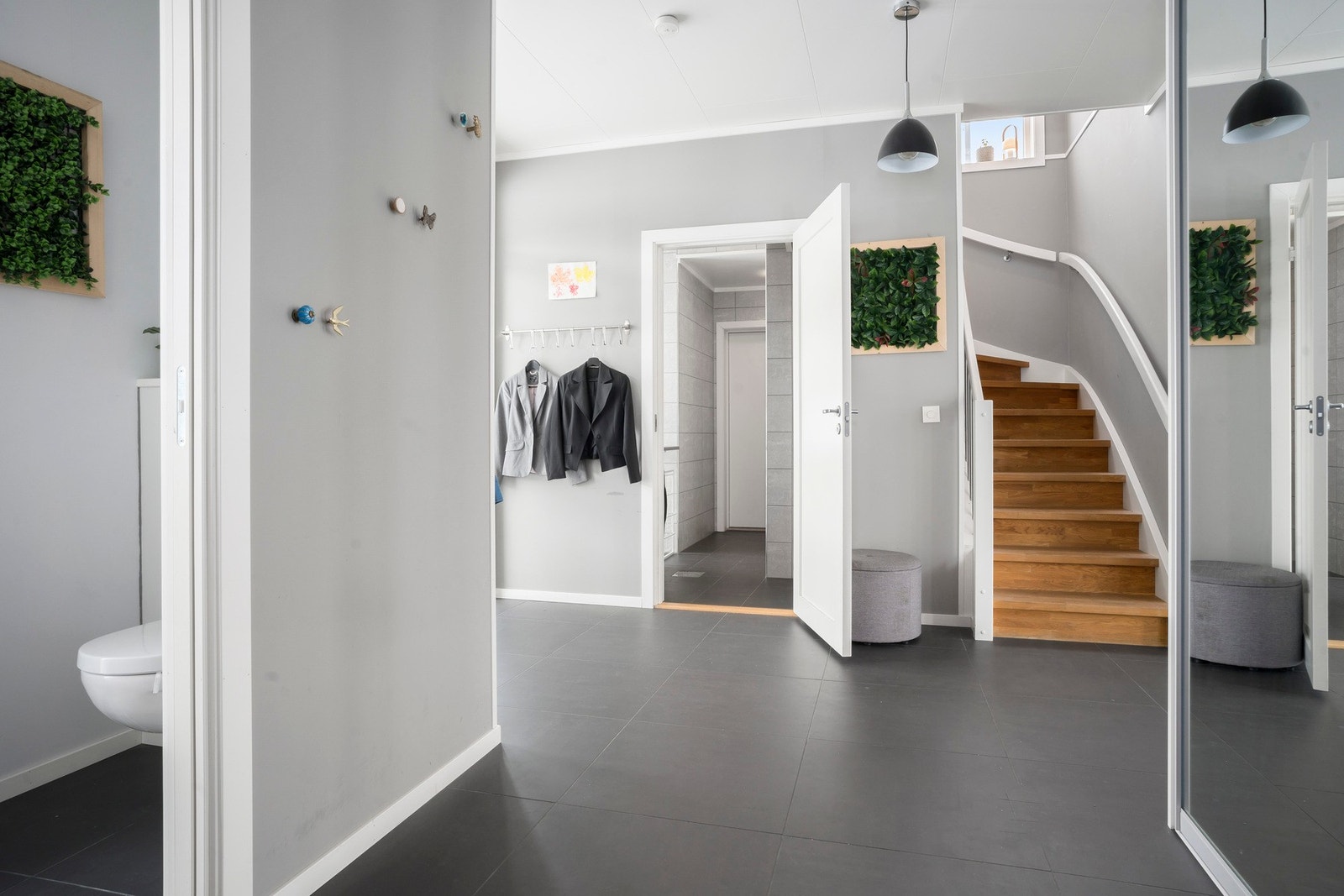 Eiketrapp opp til 2. etg. Galleribilde